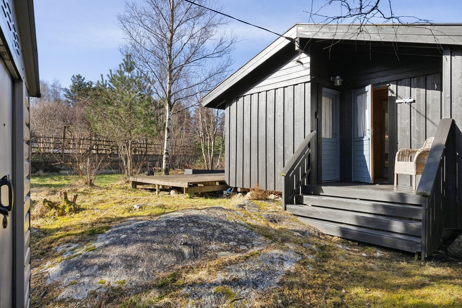 Overbygget inngangsparti med veranda. Galleribilde