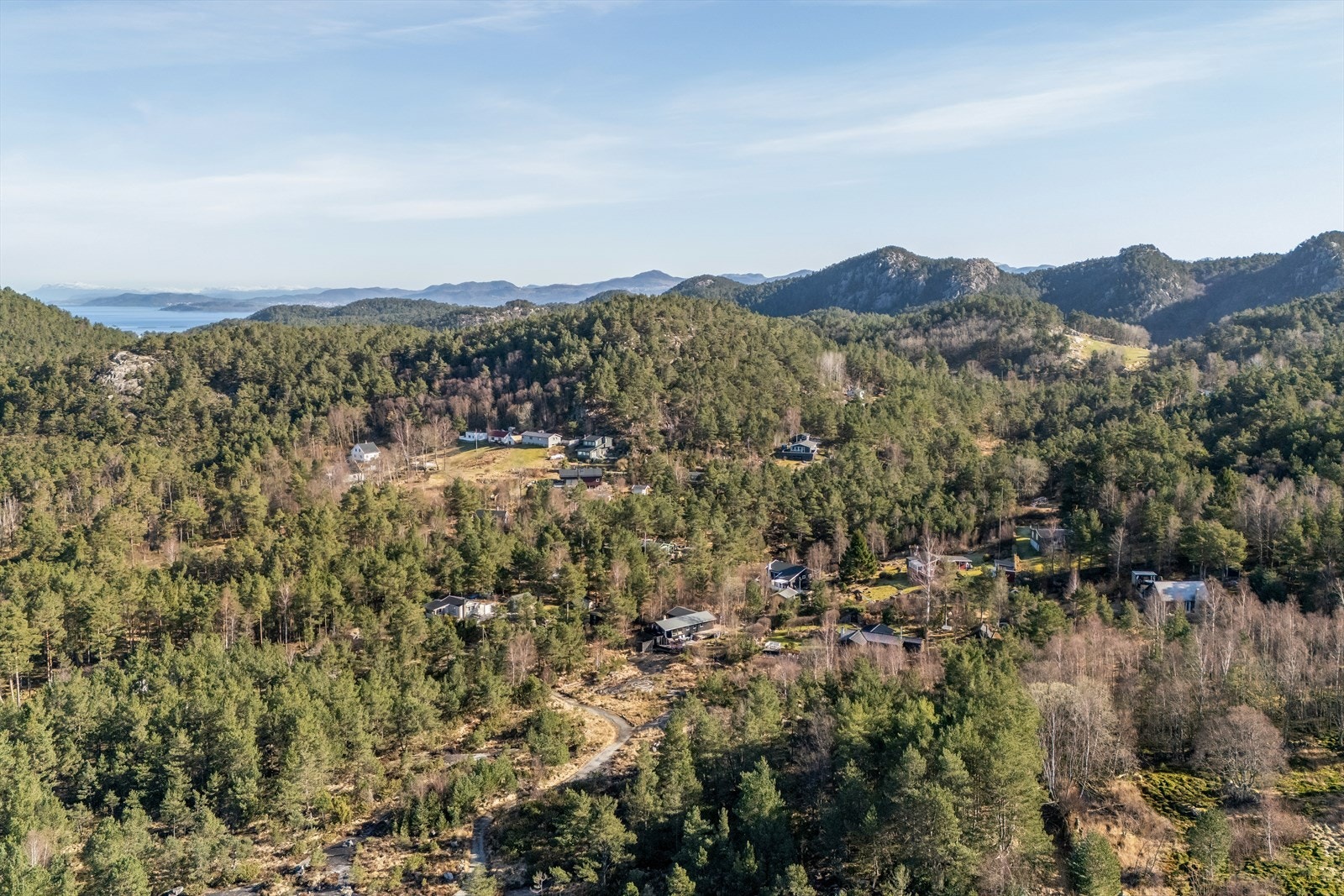 Området er omkranset av skog og svaberg som innbyr til turer året rundt. På varme sommerdager er Breivig badestrand lett tilgjengelig, og for lengre utflukter byr Rogaland Arboret - Norges største - på flotte naturopplevelser. Galleribilde