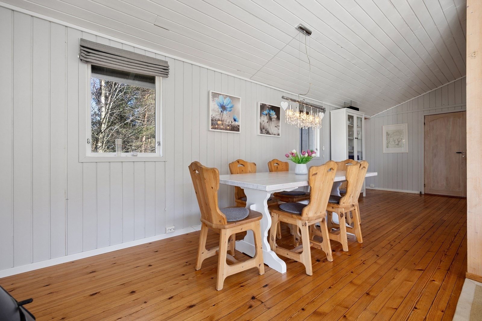 Spisestuen har god plass til et langbord for hyggelige måltider med familie og venner. Galleribilde