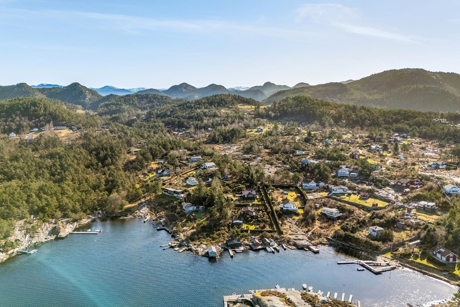 Selv om beliggenheten er fredelig, er hverdagens behov lett tilgjengelige. Daglige innkjøp kan gjøres i Hommersåk, hvor du finner Bryggen Senter med blant annet Coop Extra, Kiwi og apotek. Både Riska og Hommersåk skole ligger i nærområdet. Galleribilde