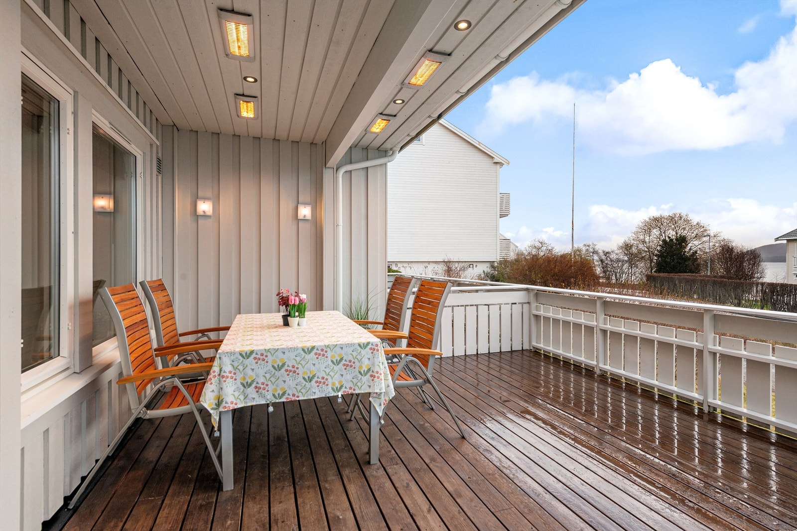 Trivelig og takoverbygd terrasse med belysning og varmelamper Galleribilde