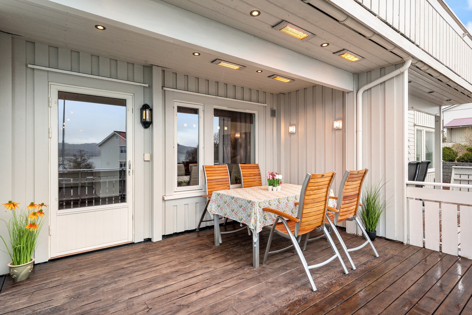 Terrasse er overbygd av veranda i etasjen over Galleribilde