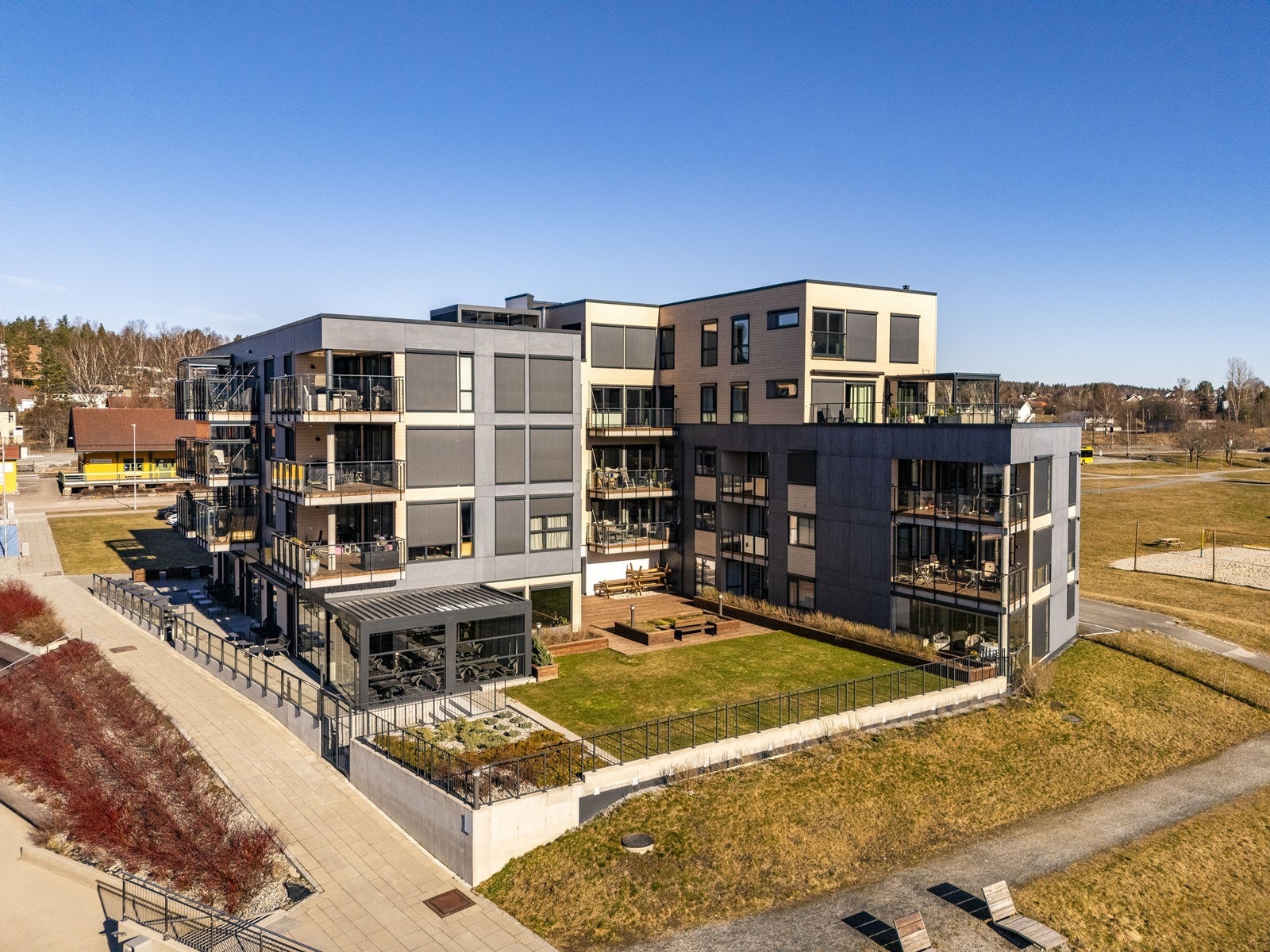 Her bor du sentralt i Vikersund sentrum med alt du trenger i hverdagen innen gangavstand. Galleribilde