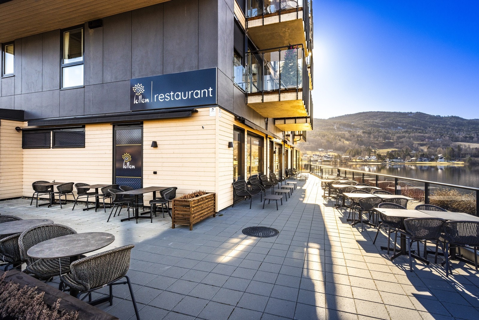 I underetasjen av bygget ligger den populære Pollen Restaurant som byr på en hyggelig atmosfære og uteservering i sommermånedene. Galleribilde