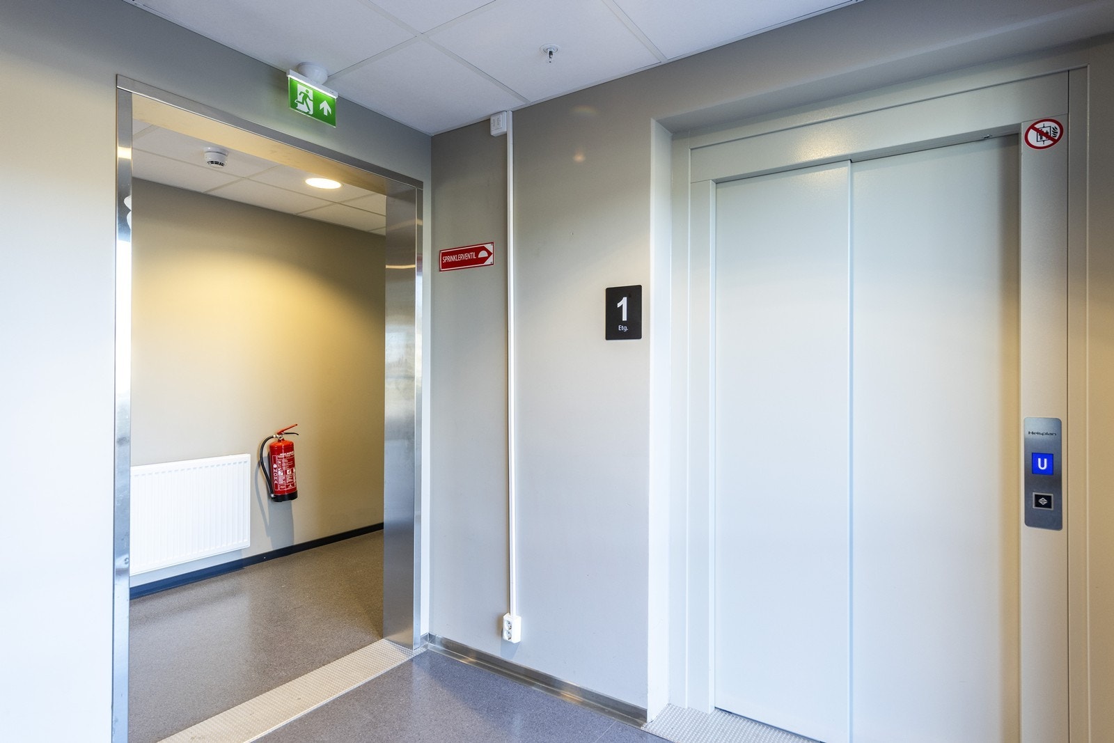 Leiligheten har enkel adkomst via heis og felles trappoppgang, noe som gjør hverdagen ekstra behagelig. Galleribilde
