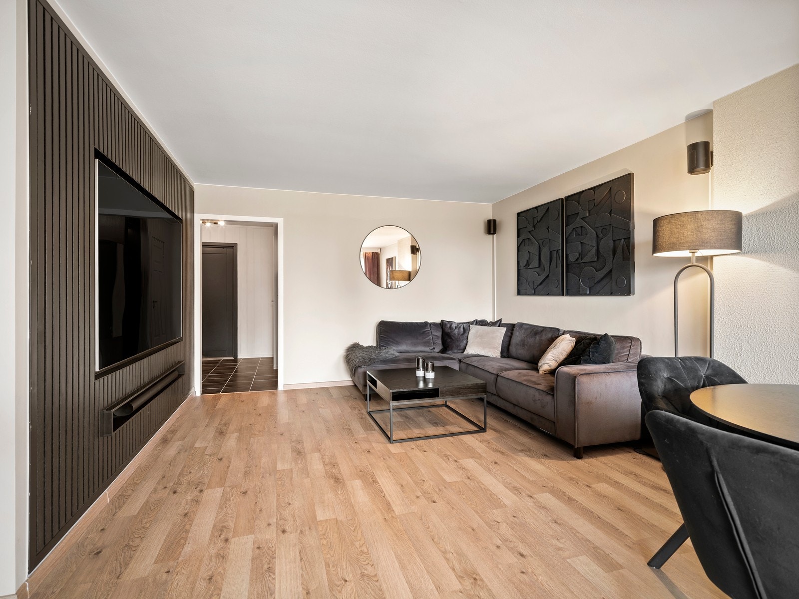 Stuen er romslig og har god plass til sofagruppe med tilhørende møblement, samt spisebord. Rommet fremstår lyst og innbydende med gode møbleringsmuligheter. Galleribilde