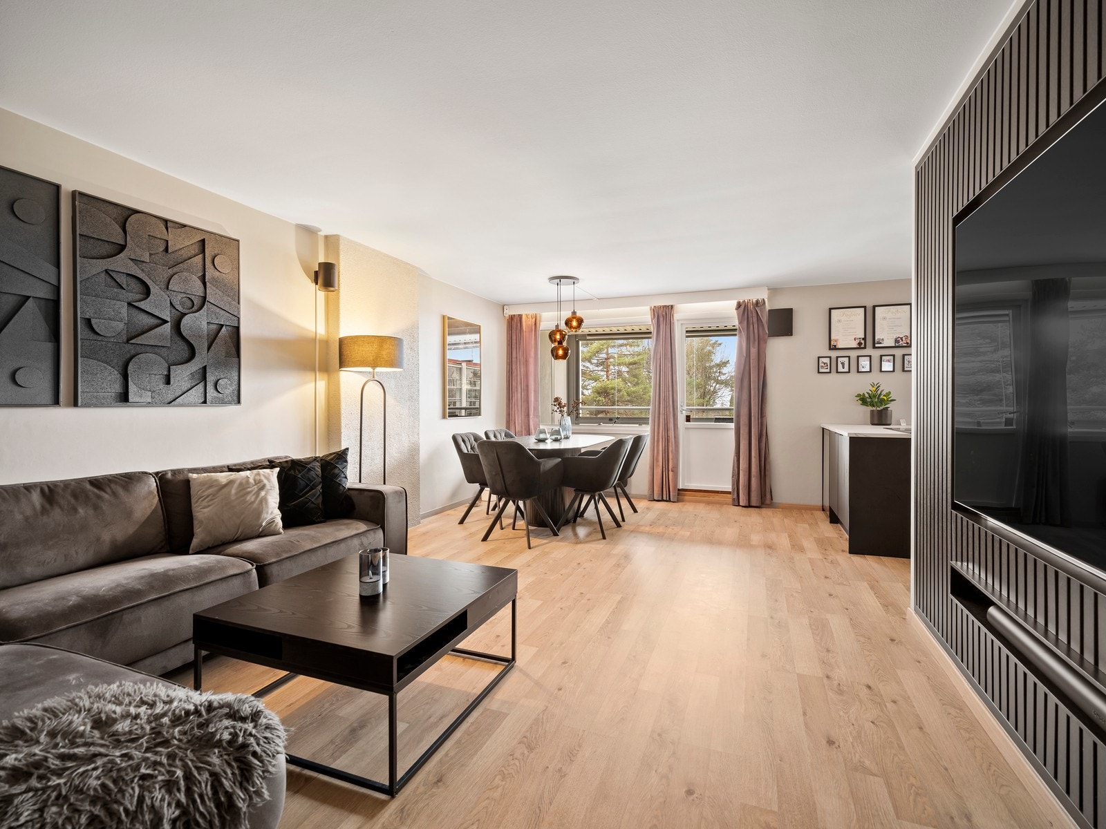 En stilren spilevegg gir et moderne uttrykk og skjuler praktisk alle ledninger til TV, noe som bidrar til et ryddig og helhetlig inntrykk. Galleribilde