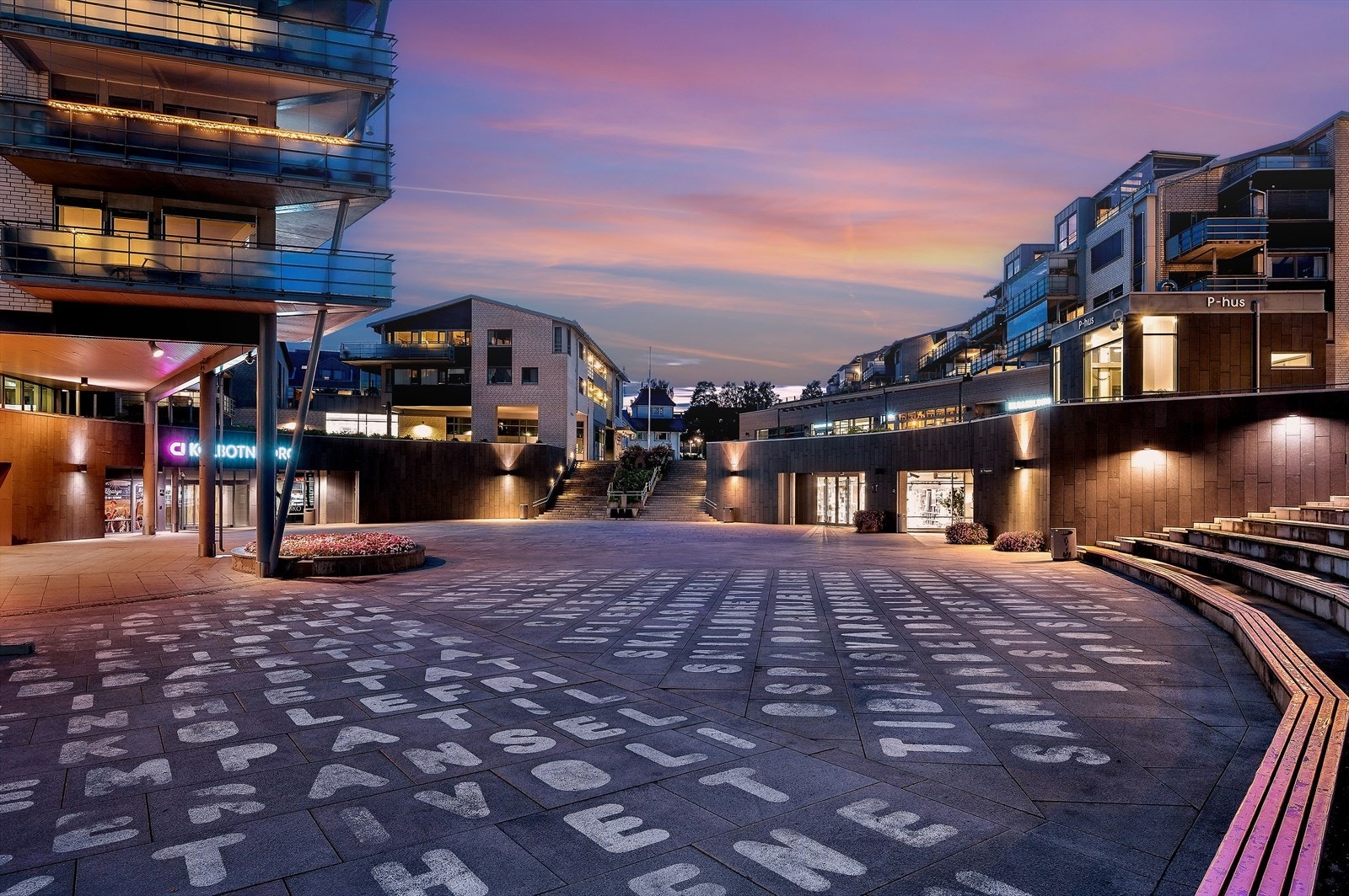 I Kolbotn sentrum er det gågater, restauranter, Sats, kulturhus og Kolbotn Torg m.m. Alternativt ligger Vinterbro senter, Ski storsenter og Oslo sentrum også godt innen rekkevidde. Galleribilde