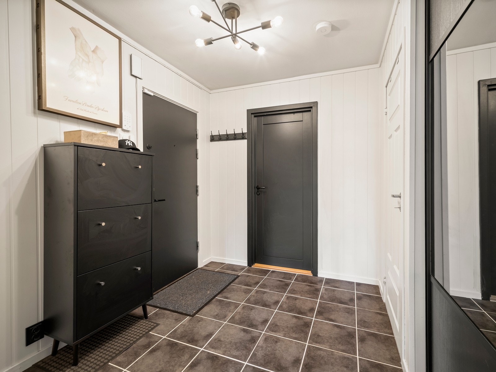 Entréen er av god størrelse med god plass til å henge fra seg jakker og sette fra seg sko. Skyvedørsgarderobe sørger for godt med oppbevaringsplass for vintertøy. Galleribilde