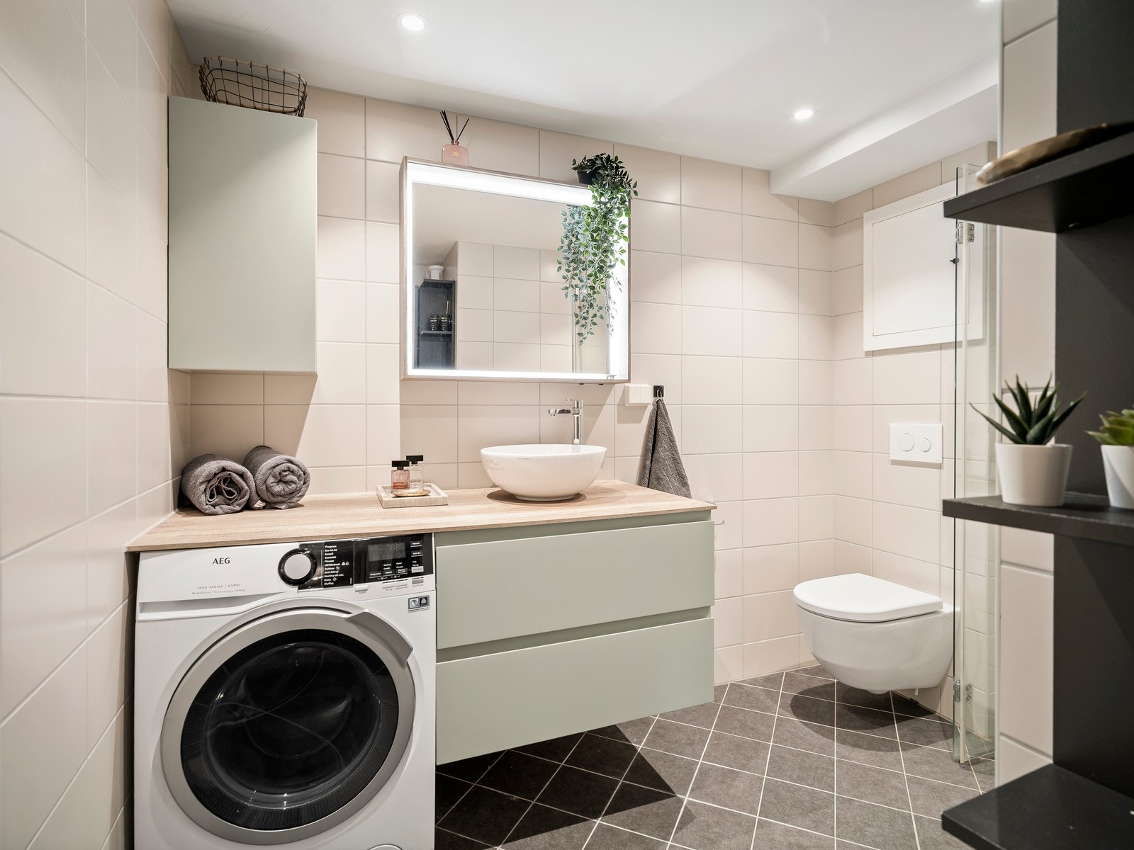Pent oppusset bad fra 2020. Badet har flislagte vegger og gulv, samt malt himling. Galleribilde