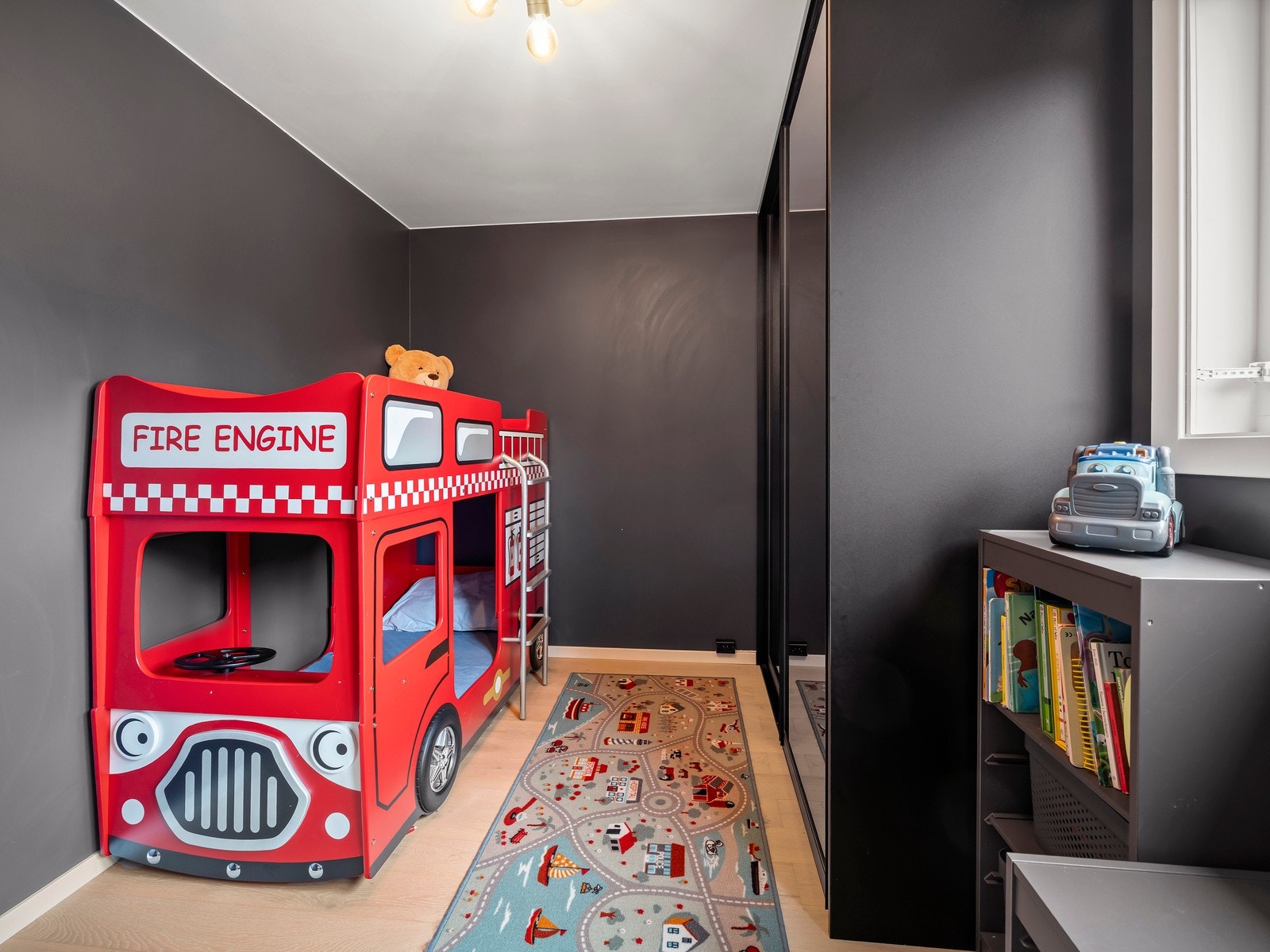Soverom nr.2 med plass til seng og leksepult. Skyvedørsgarderobe for ekstra oppbevaring. Galleribilde