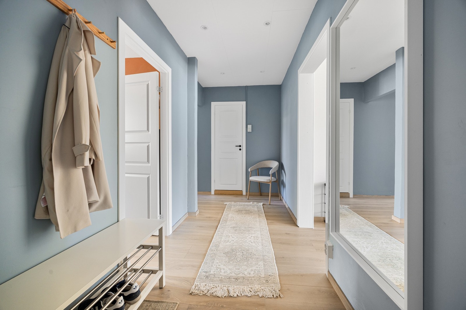 I entréen er det nedforet himling som er oppgradert med innfelte LED-downlights i 2026. Galleribilde