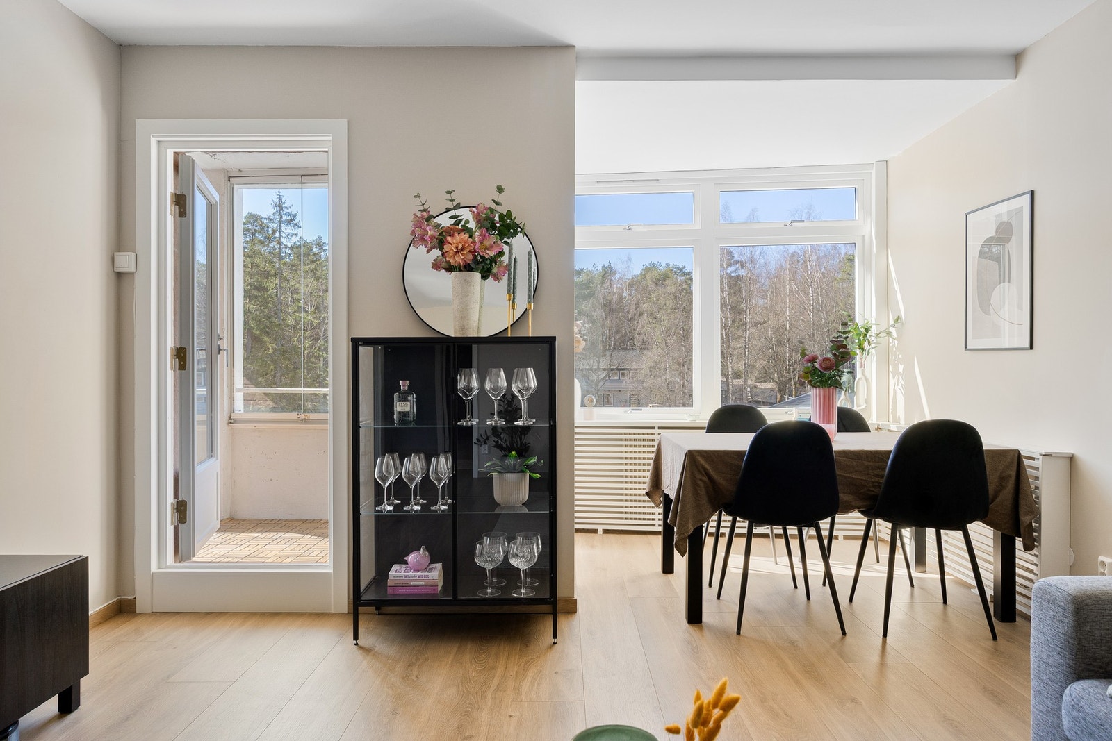 Leiligheten har vinduer på tre sider og utgang til innglasset, sydvestvendt balkong fra stuen. Galleribilde