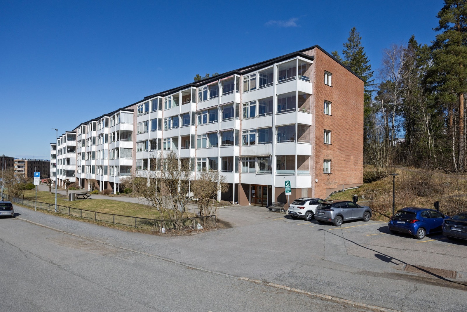 Borettslaget har p-plasser med elbillader for utleie etter venteliste. Galleribilde