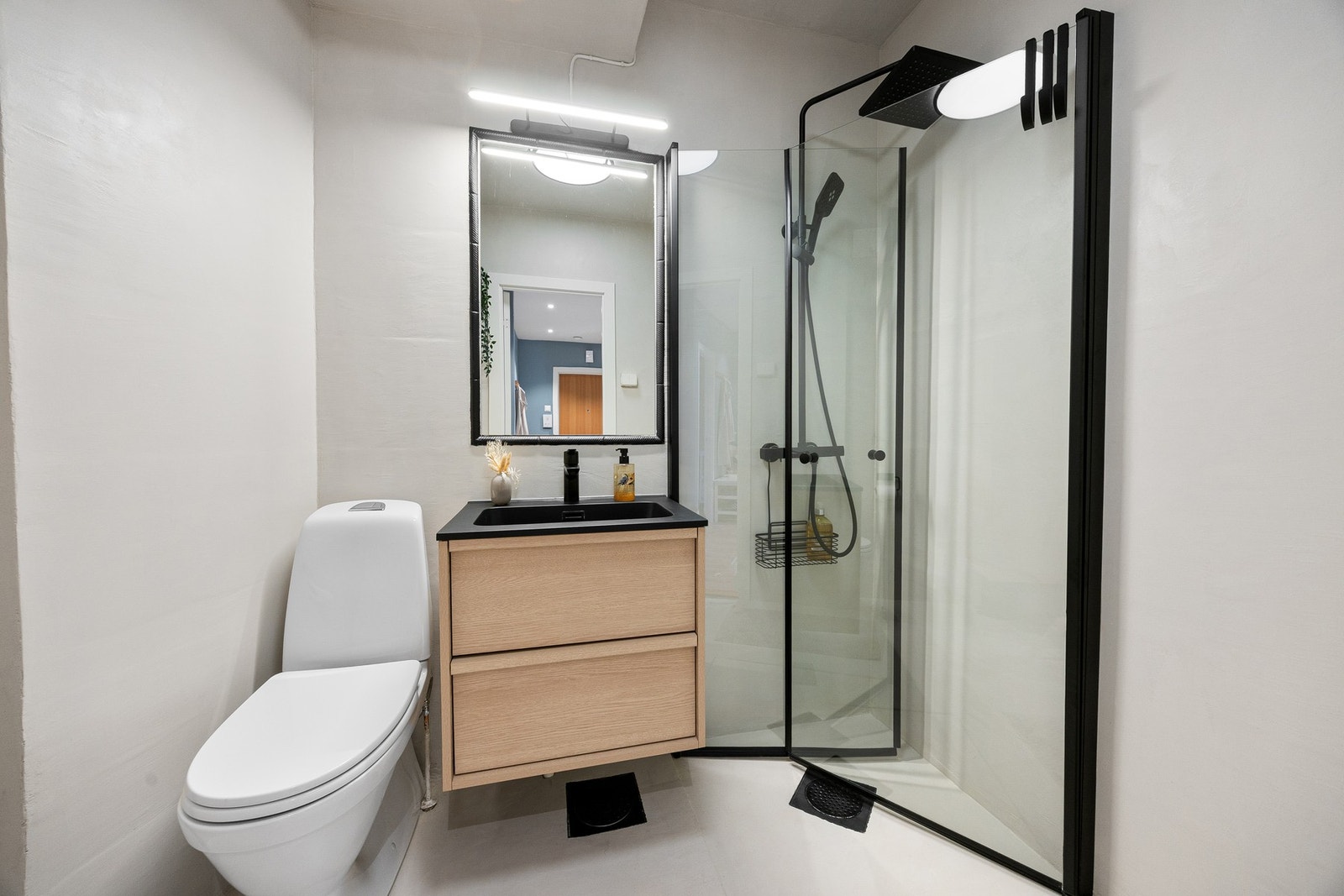 Badet er oppgradert med mikrosement og ny innredning i 2026. Galleribilde