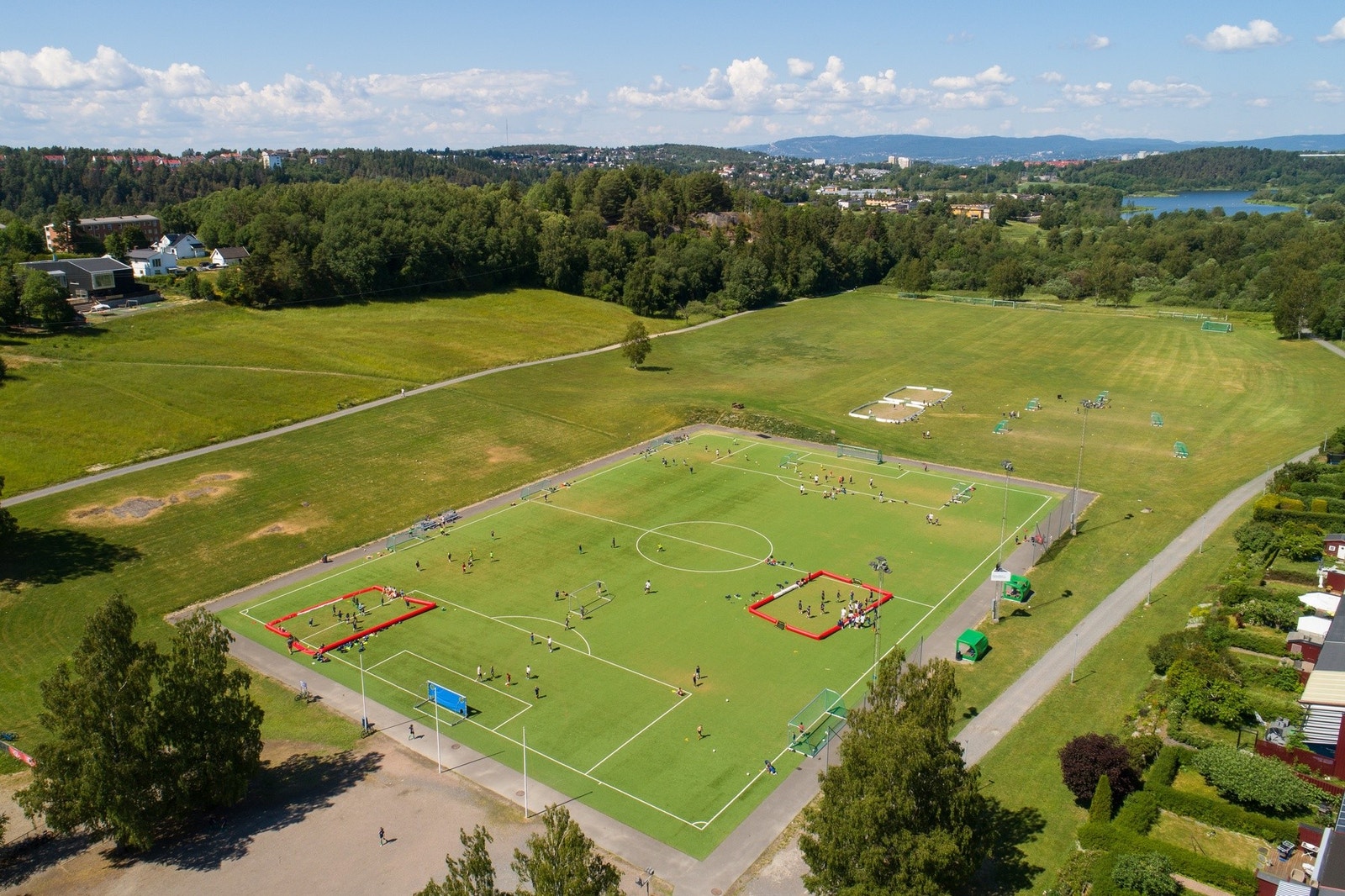 Rustad kunstgress med et flott parkområde. Galleribilde