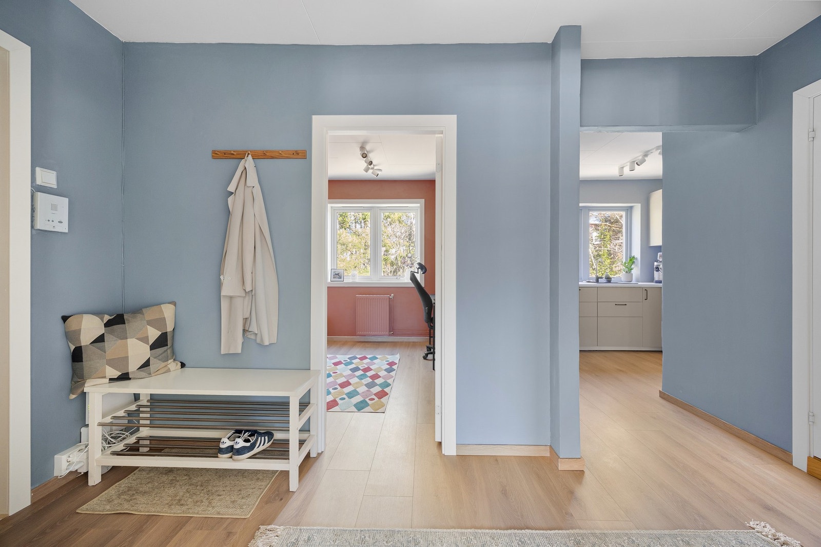 Oppvarming med radiatorer fra fjernvarmeanlegg. Det er radiator i stuen og på soverommene. Galleribilde