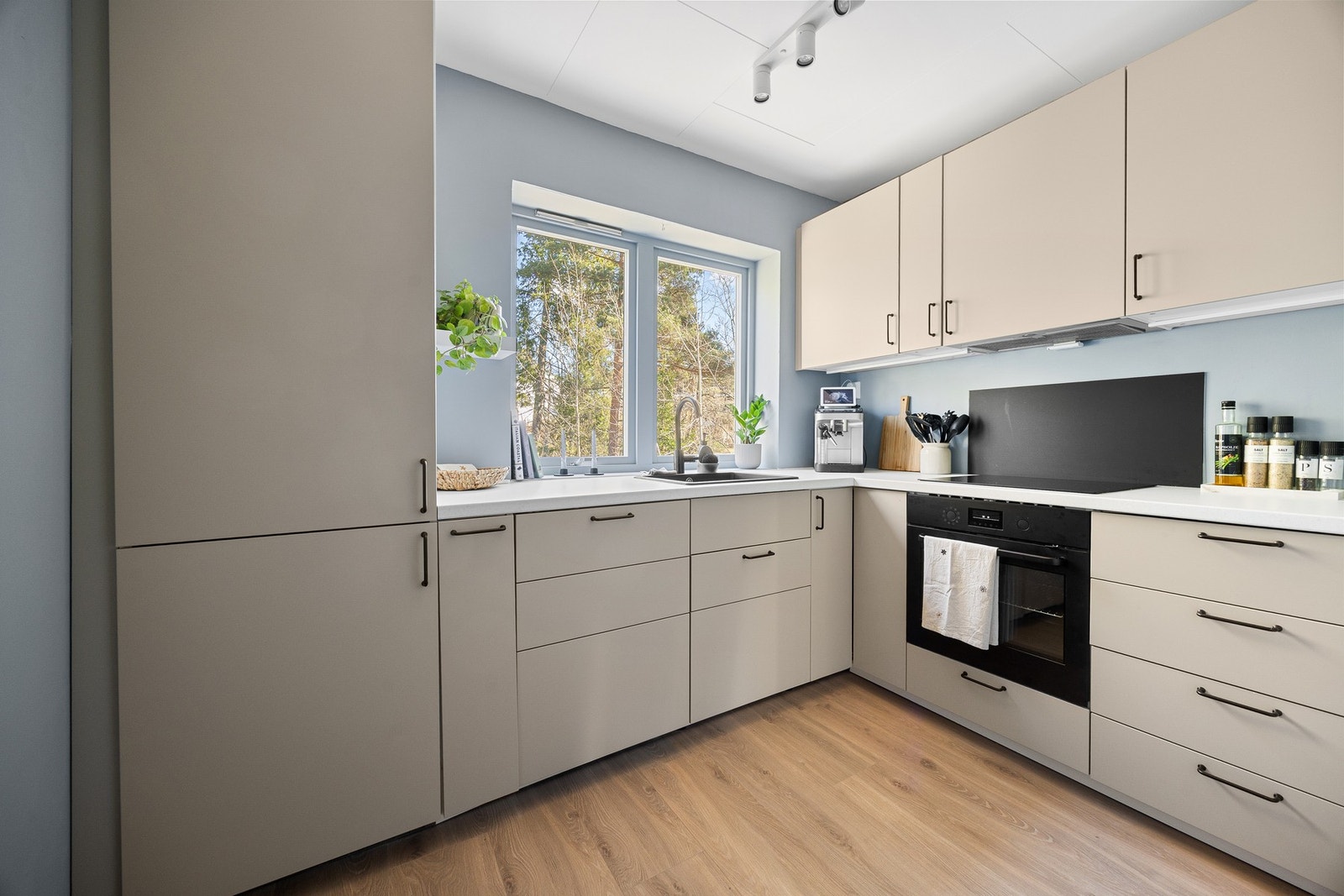 Ikea kjøkkeninnredning fra 2026 med glatte fronter og laminat benkeplater. Integrerte hvitevarer medfølger og består av stekeovn, nedfelt Induksjonstopp, oppvaskmaskin, kjøl og frys. Galleribilde