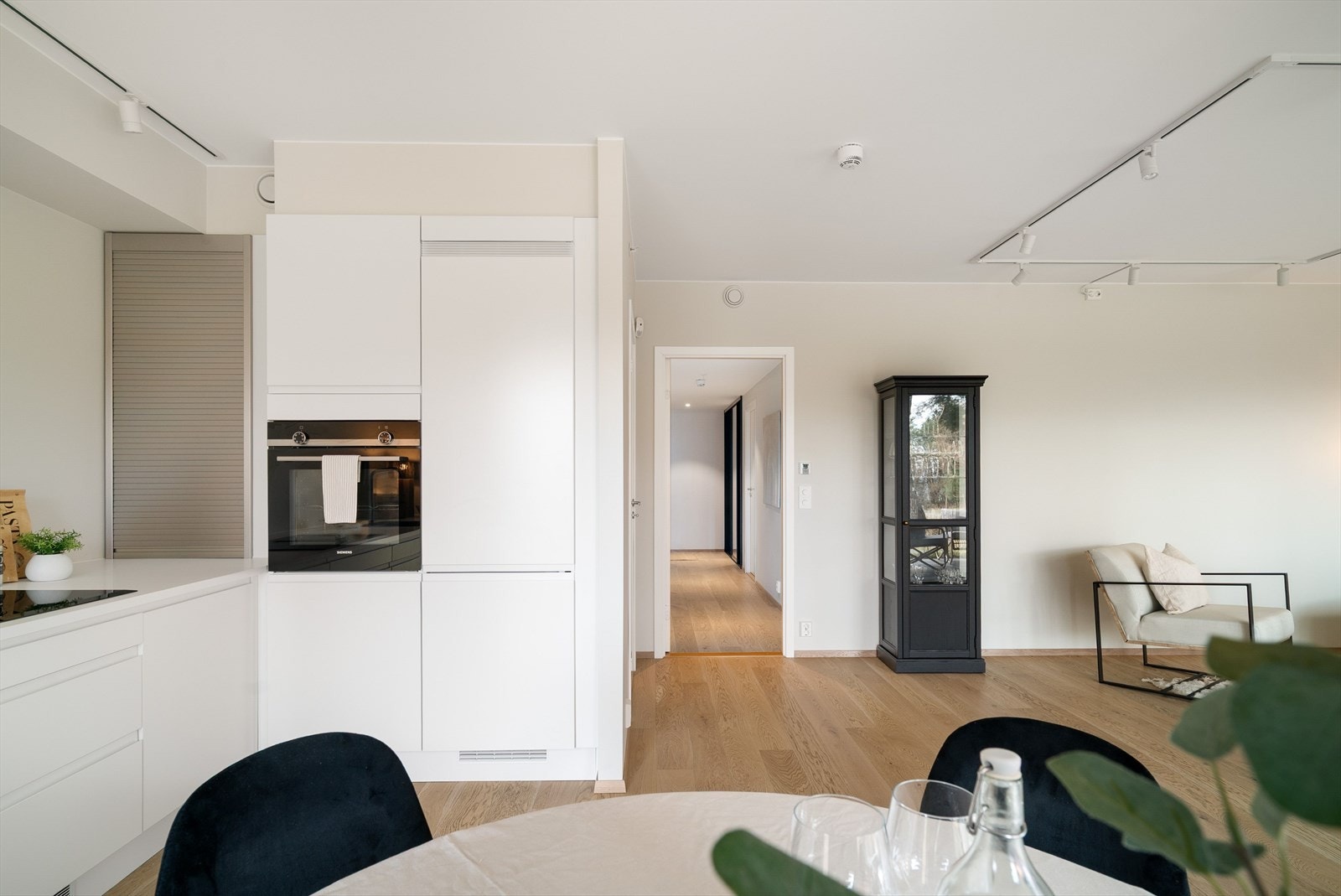Innvendig er uttrykket dempet og elegant. Gjennomgående for leiligheten er god takhøyde, tidløse fargevalg og 1-stavs eikeparkett på gulv. Galleribilde