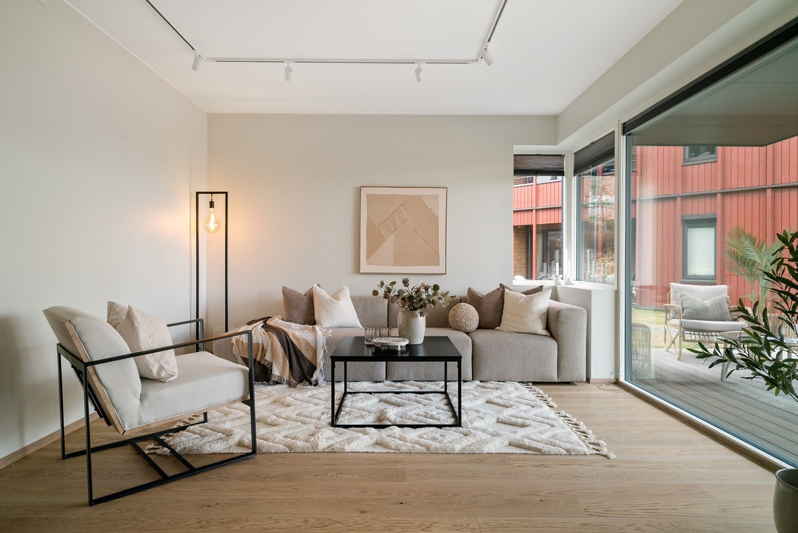 Store vindusflater slipper inn rikelig med dagslys, og suppleres med lysskinner i tak. Samtlige vinduer er utstyrt med gardiner. Galleribilde