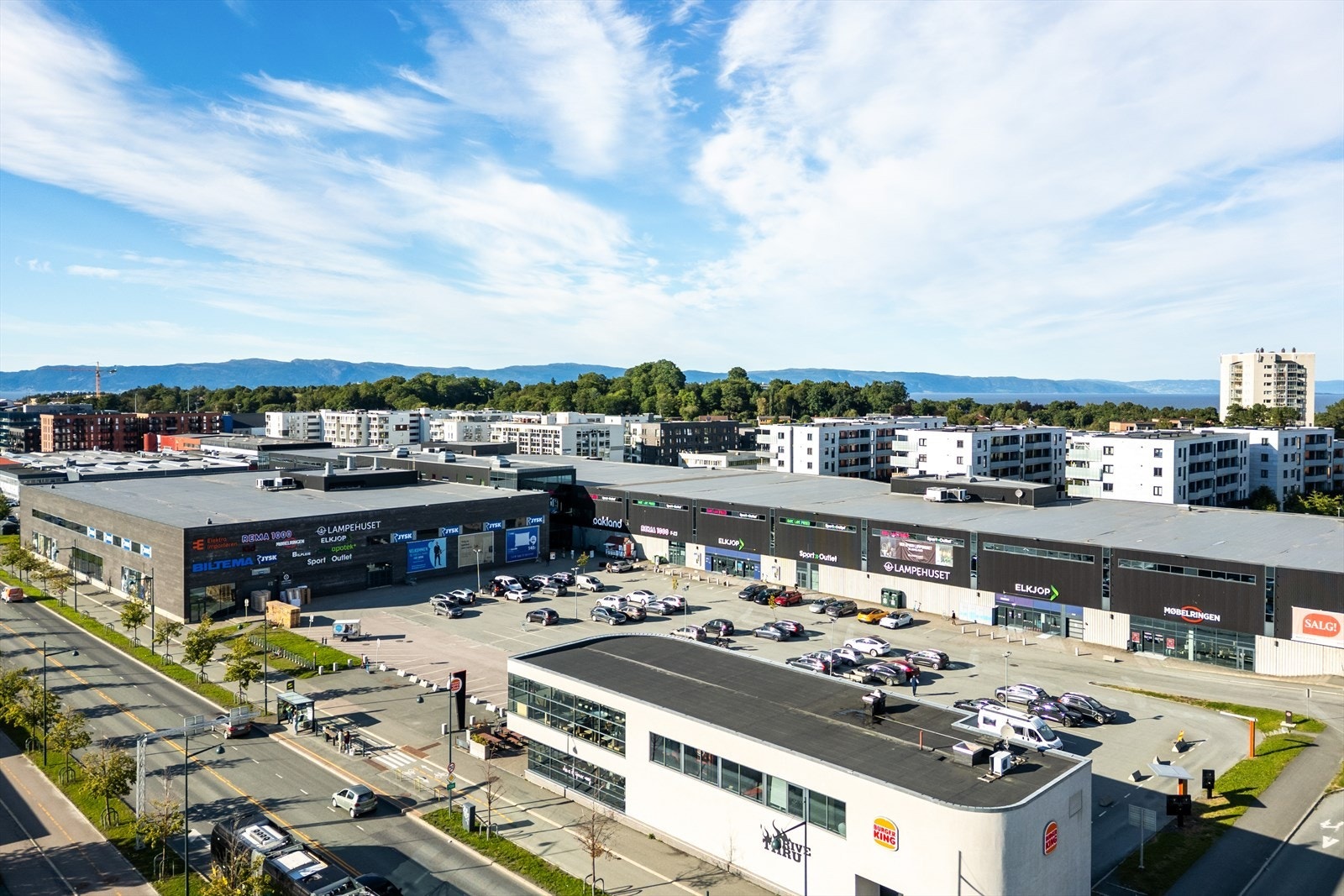 Like ved leiligheten finner man Lade Arena med en rekke større varekjeder, blant annet Rema 1000, Elektroimportøren, Kid, Vitus apotek og Elkjøp. Galleribilde