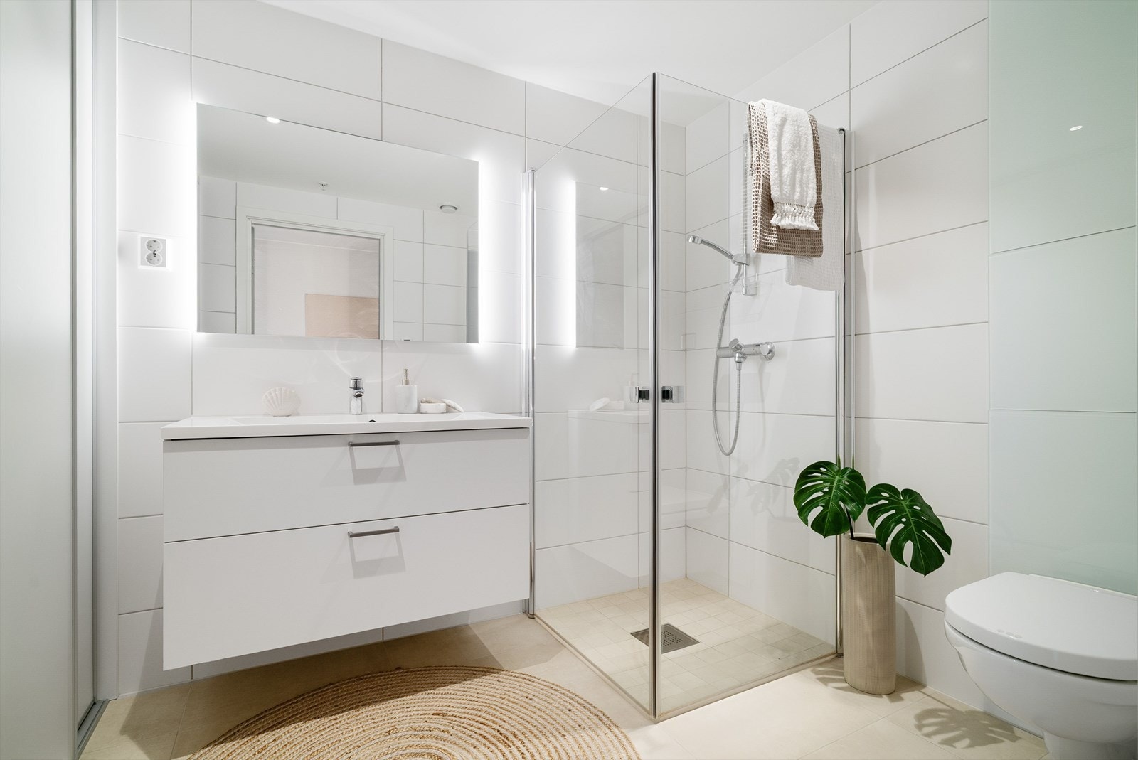 Det 6 kvm store badet har flislagte overflater og behagelig gulvvarme. Øvrig innredning består av en pen baderomsinnredning med nedfelt servant og romslige skuffer til oppbevaring. Galleribilde