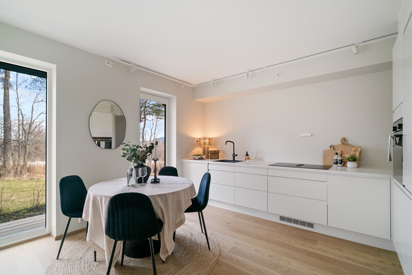 Kjøkkenet kombinerer estetikk og funksjonalitet på en gjennomført måte, med slette fronter og innfreste grep som gir et rent og moderne uttrykk. Innredningen er levert av Sigdal. Galleribilde