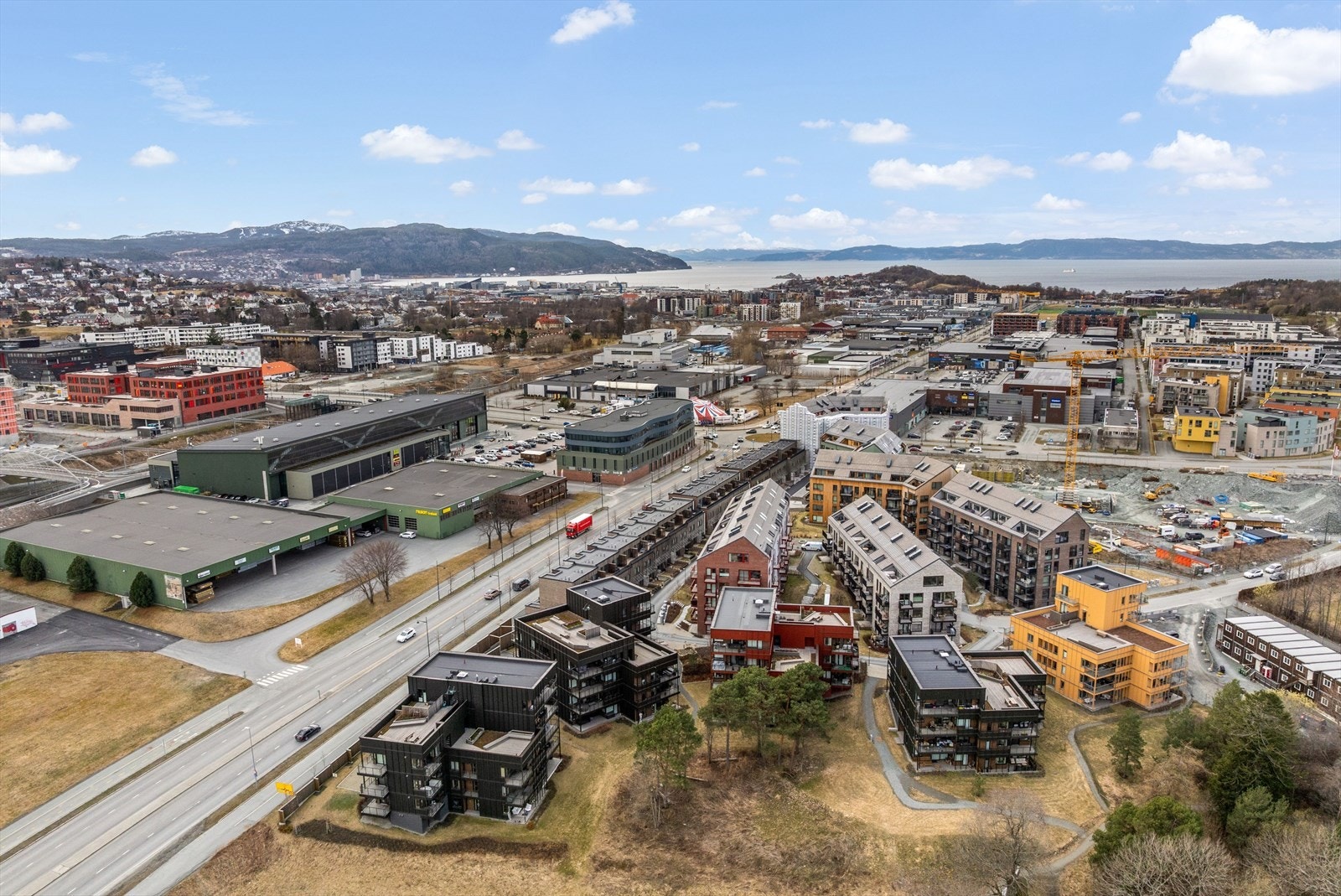 Sameiet består av 66 boligseksjoner med adresse i Lade Alle 92, 94, 96, 98 og 100. Galleribilde