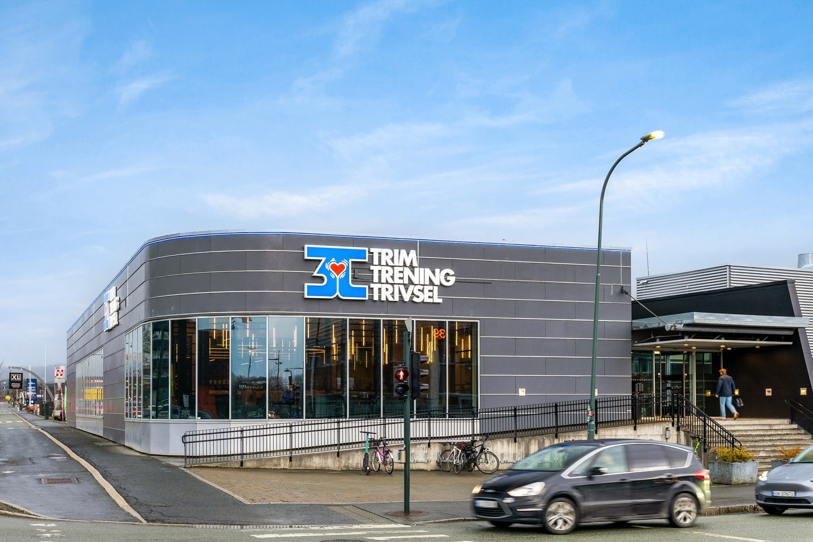 I nærområdet finnes flere treningssentre som Impulse, Fresh Fitness, 3T Lade samt Speed Treningssenter. Galleribilde