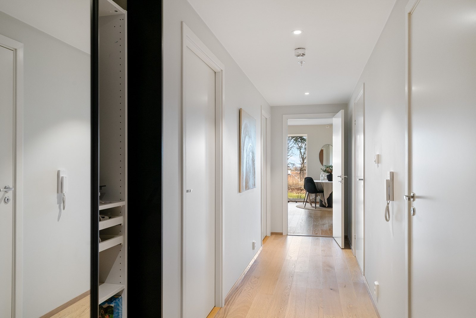 Entréen gir et utmerket førsteinntrykk med sin romslige utforming. Her er det installert porttelefon og en praktisk skyvedørsgarderobe som gir gode oppbevaringsmuligheter. I tillegg har leiligheten en innvendig bod på 3 kvm som gir ekstra lagringsplass. Galleribilde
