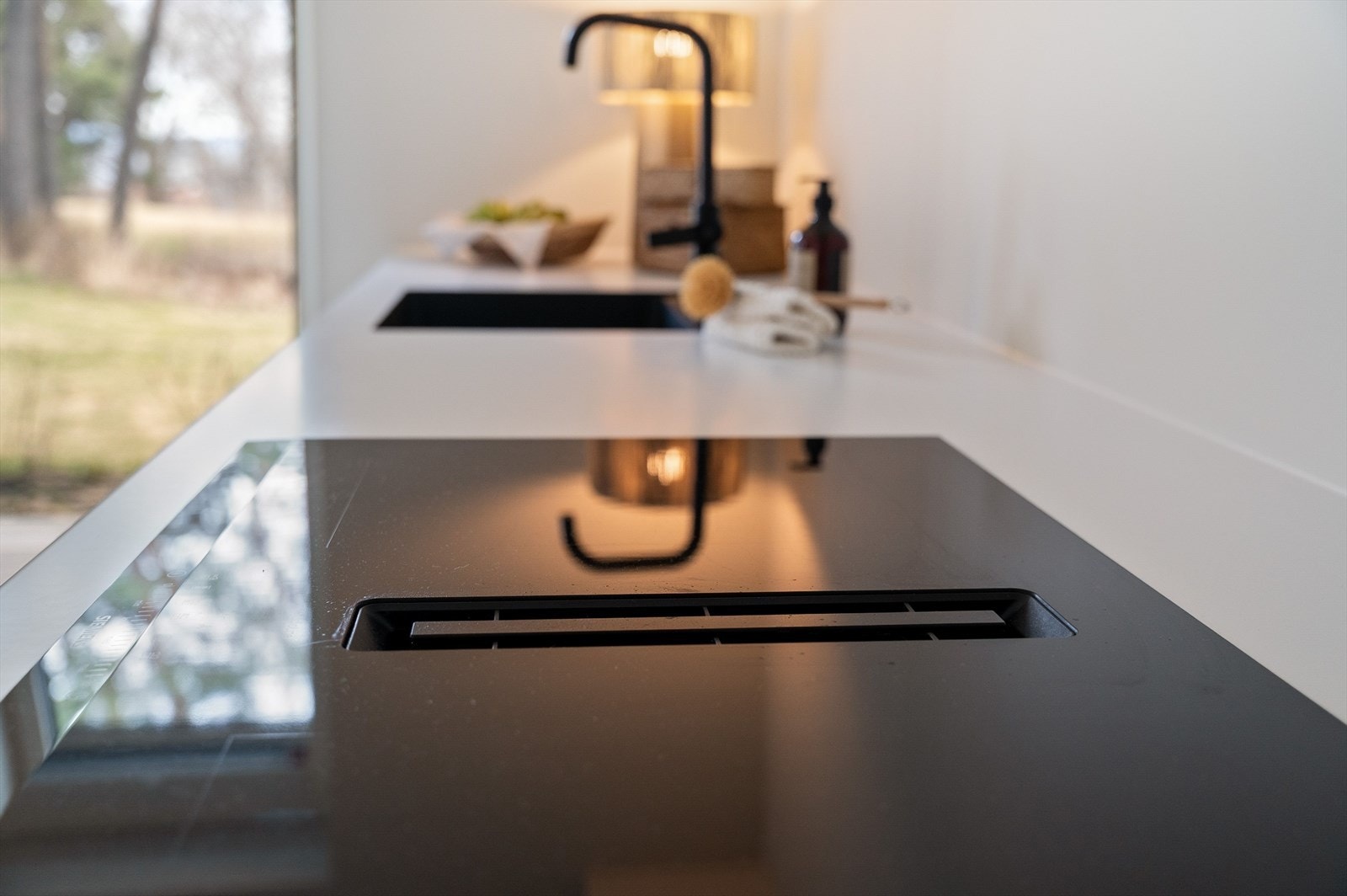 Det er integrerte hvitevarer i form av stekeovn, oppvaskmaskin, kombiskap og platetopp med integrert avtrekksvifte - en elegant og plassbesparende løsning. Galleribilde