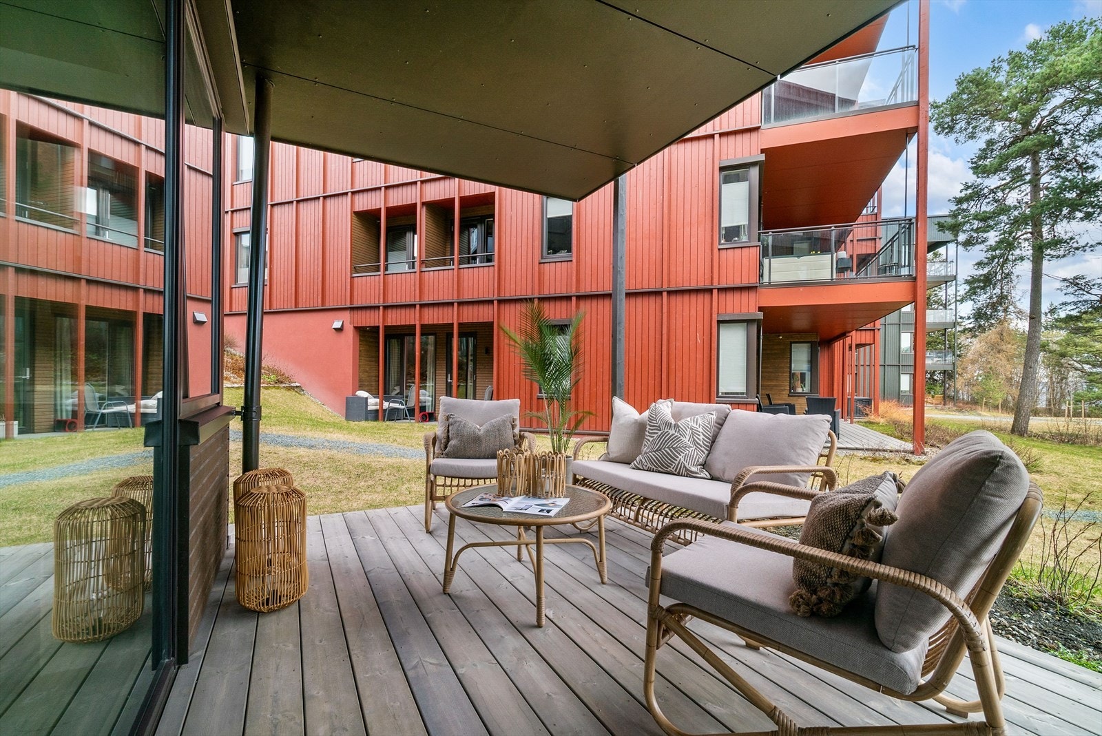 Leiligheten kan skilte med to flotte uteplasser: en østvendt terrasse på hele 16 kvm, og en mindre terrasse med adkomst fra soverommene. Galleribilde