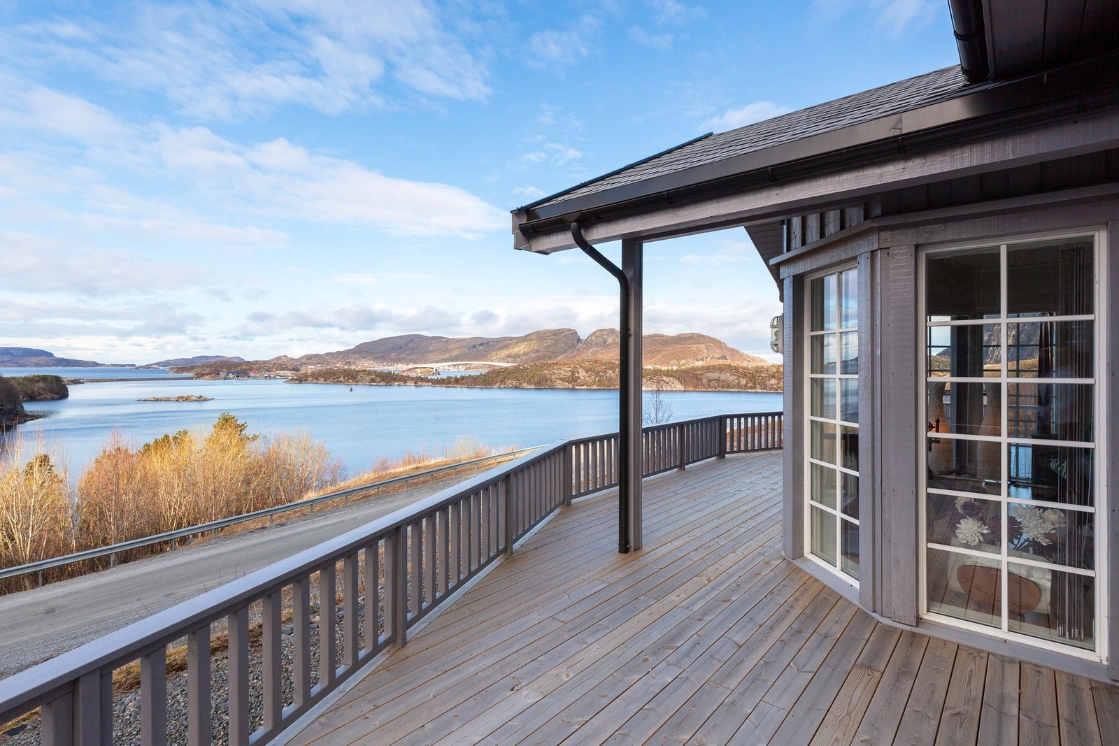 Romslig terrasse med god plass for utemøblement Galleribilde