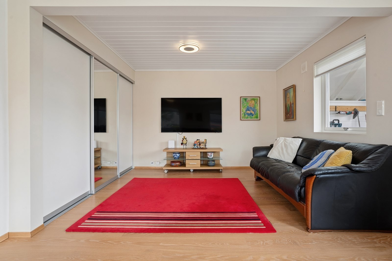 I stuen er det laget til en stor skyvedørsgarderobe fra kvalitetsleverandøren Rival Galleribilde