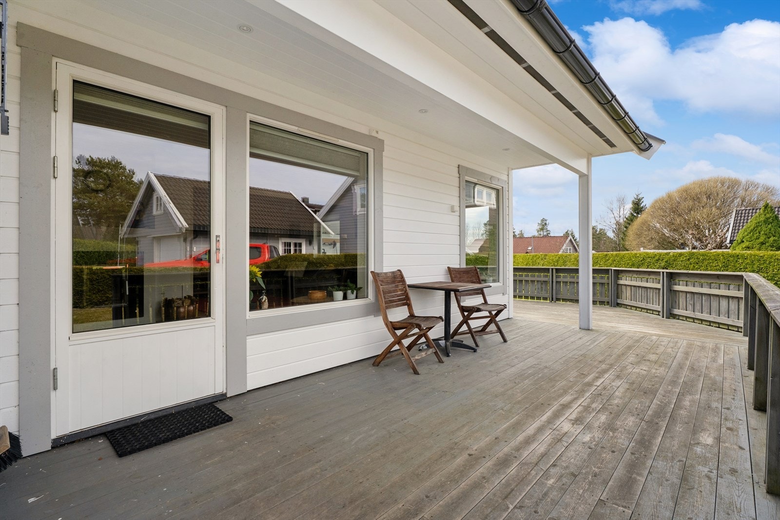 Boligen har en stor markterrasse med gode sol- og skyggeforhold! Galleribilde