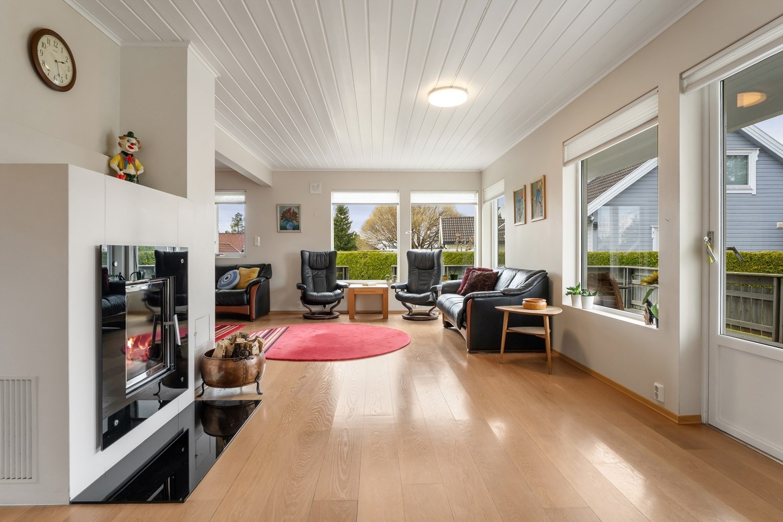 Moderne peis i stuen gir en behagelig stemning på de mørkere kveldene Galleribilde