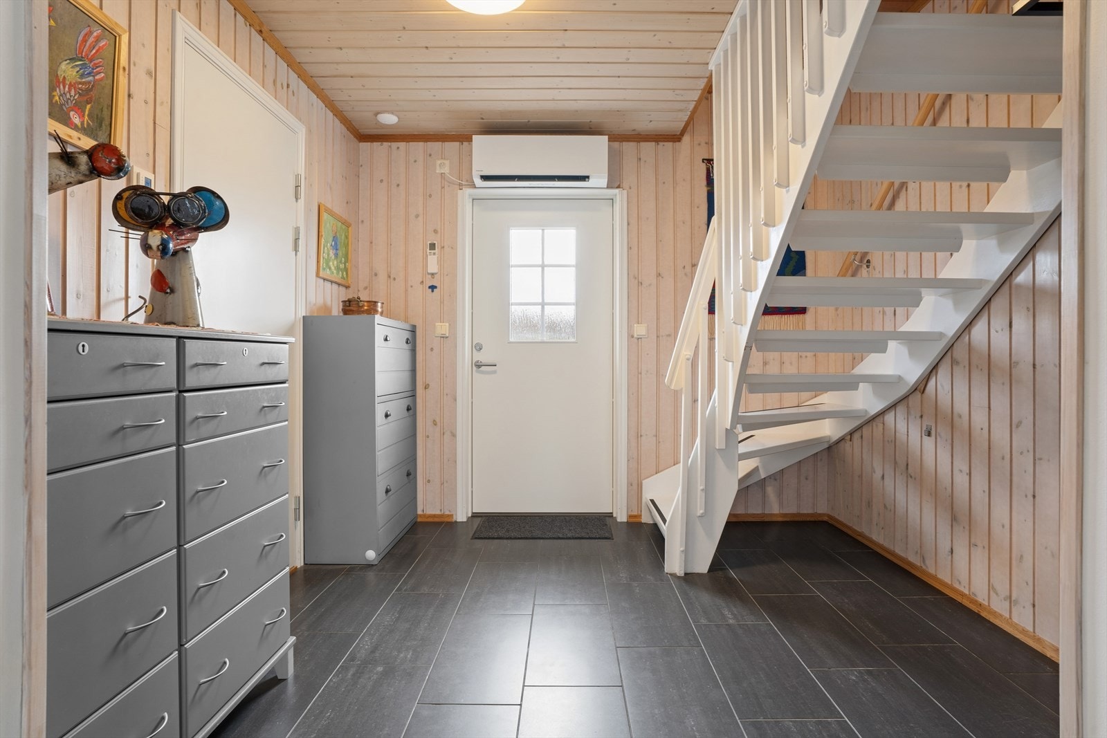 Romslig entré med varmekabler i gulv Galleribilde