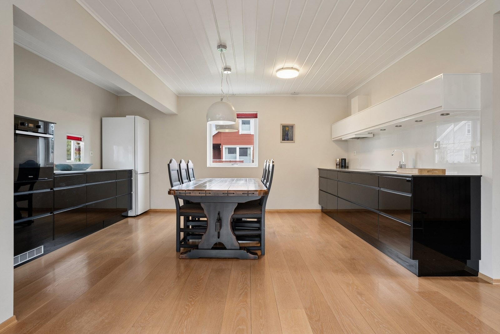 Kjøkkenet er fra kvalitetsleverandøren Drømmekjøkken (2009) og hvitevarer fra Miele Galleribilde