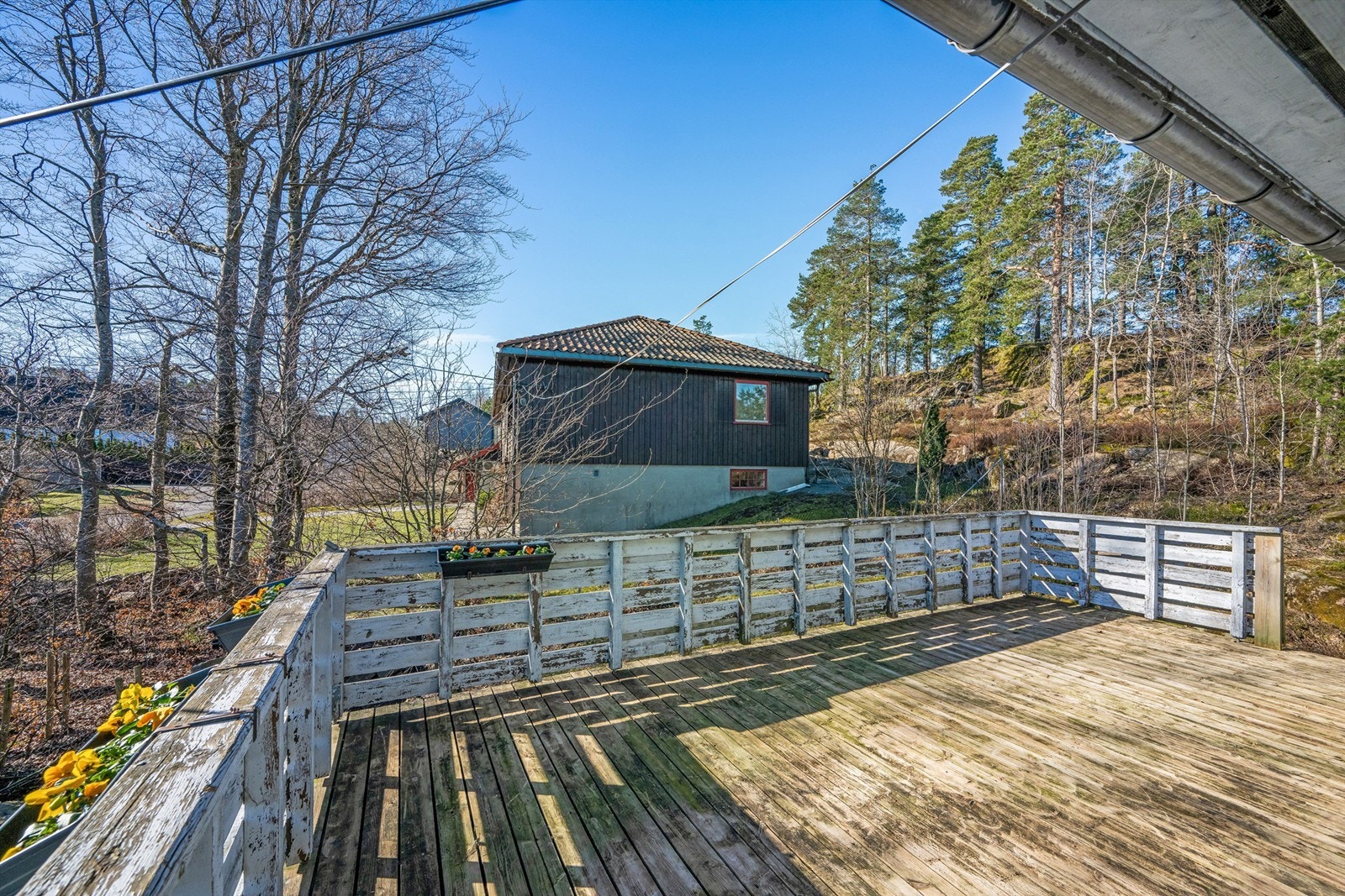 Fra den østvendte balkongen er det videre adkomst til en stor, sørvendt terrasse over garasjen. Galleribilde
