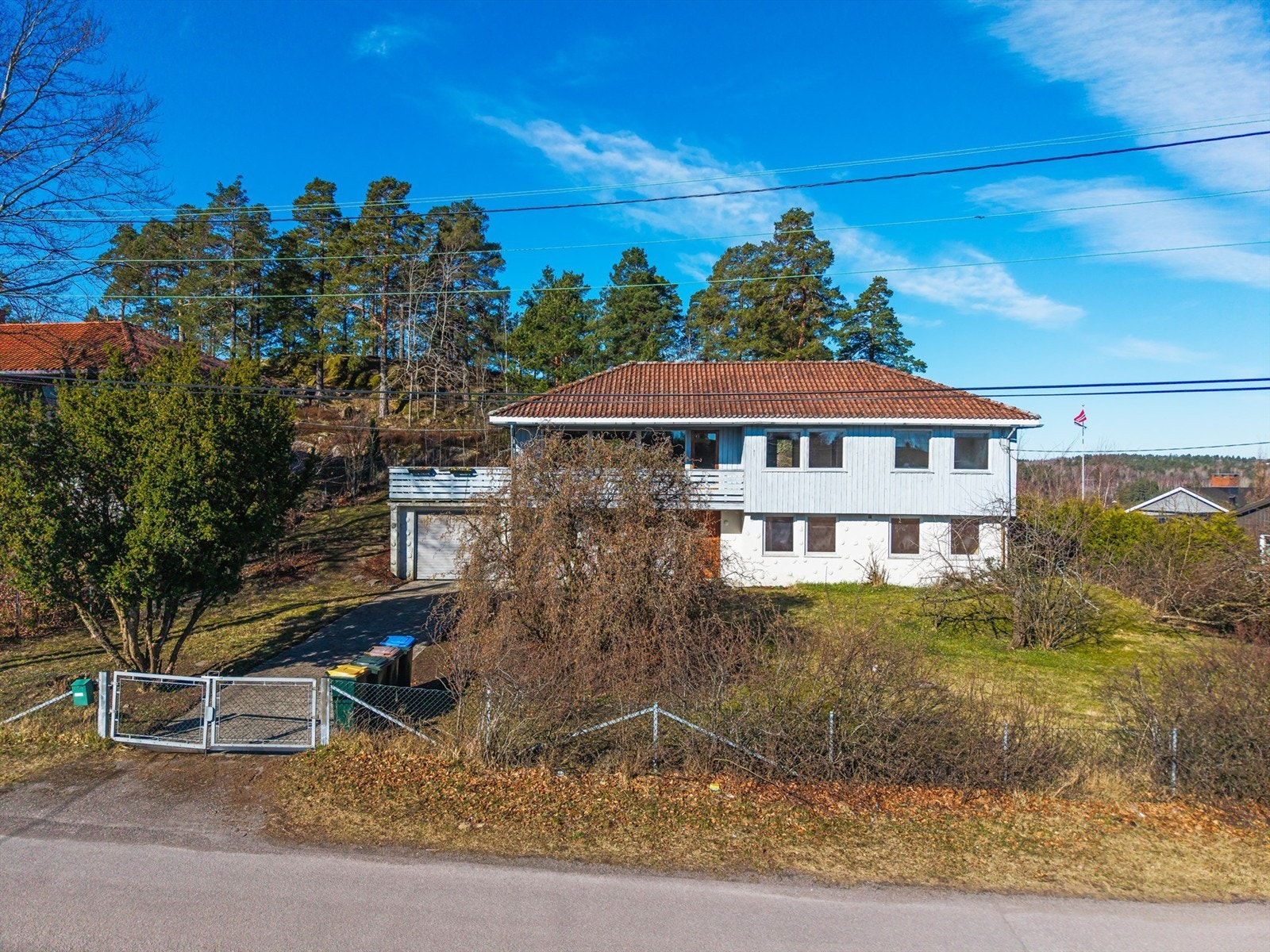 En innholdsrik enebolig med stort potensial, beliggende på en eiet tomt på 979 kvm. Galleribilde
