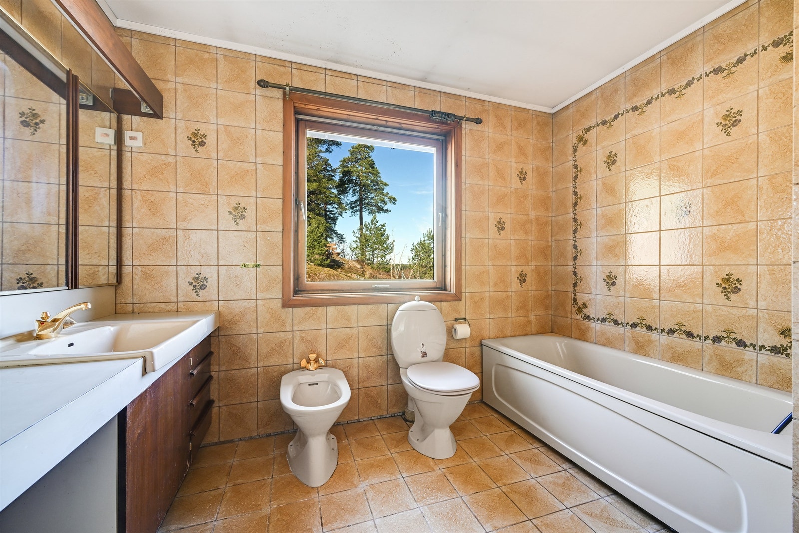 Badet i hovedetasjen er utstyrt med badekar, toalett, bide og en dobbel servantinnredning. Galleribilde