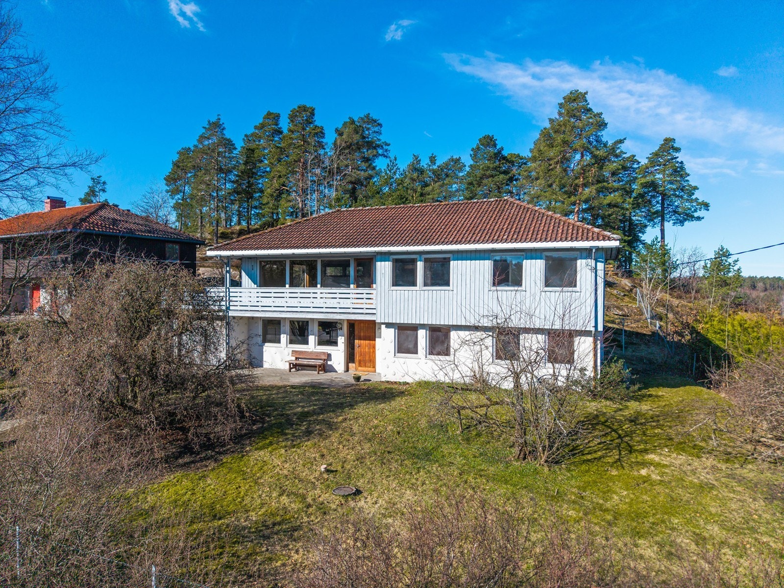 Eiendommen ligger attraktivt til i et rolig og etablert boligområde i Rambergåsen. Galleribilde