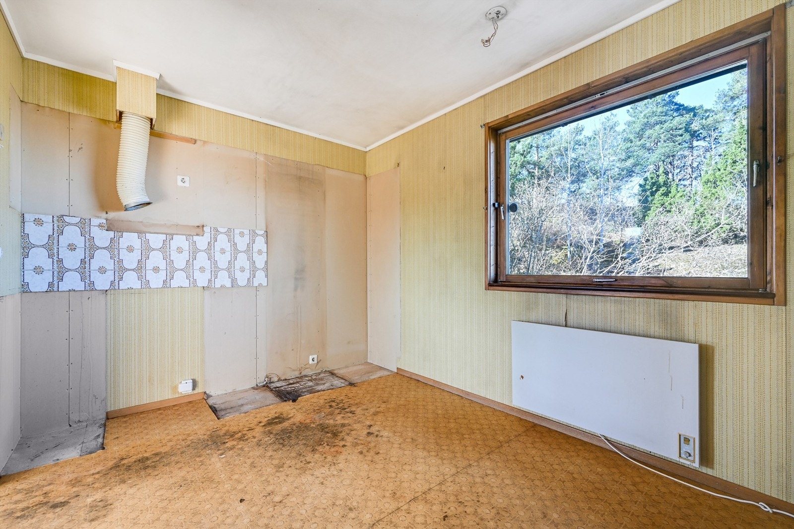 Kjøkkenet er klargjort for full rehabilitering. Her kan du designe og bygge ditt eget drømmekjøkken fra bunnen av. Galleribilde