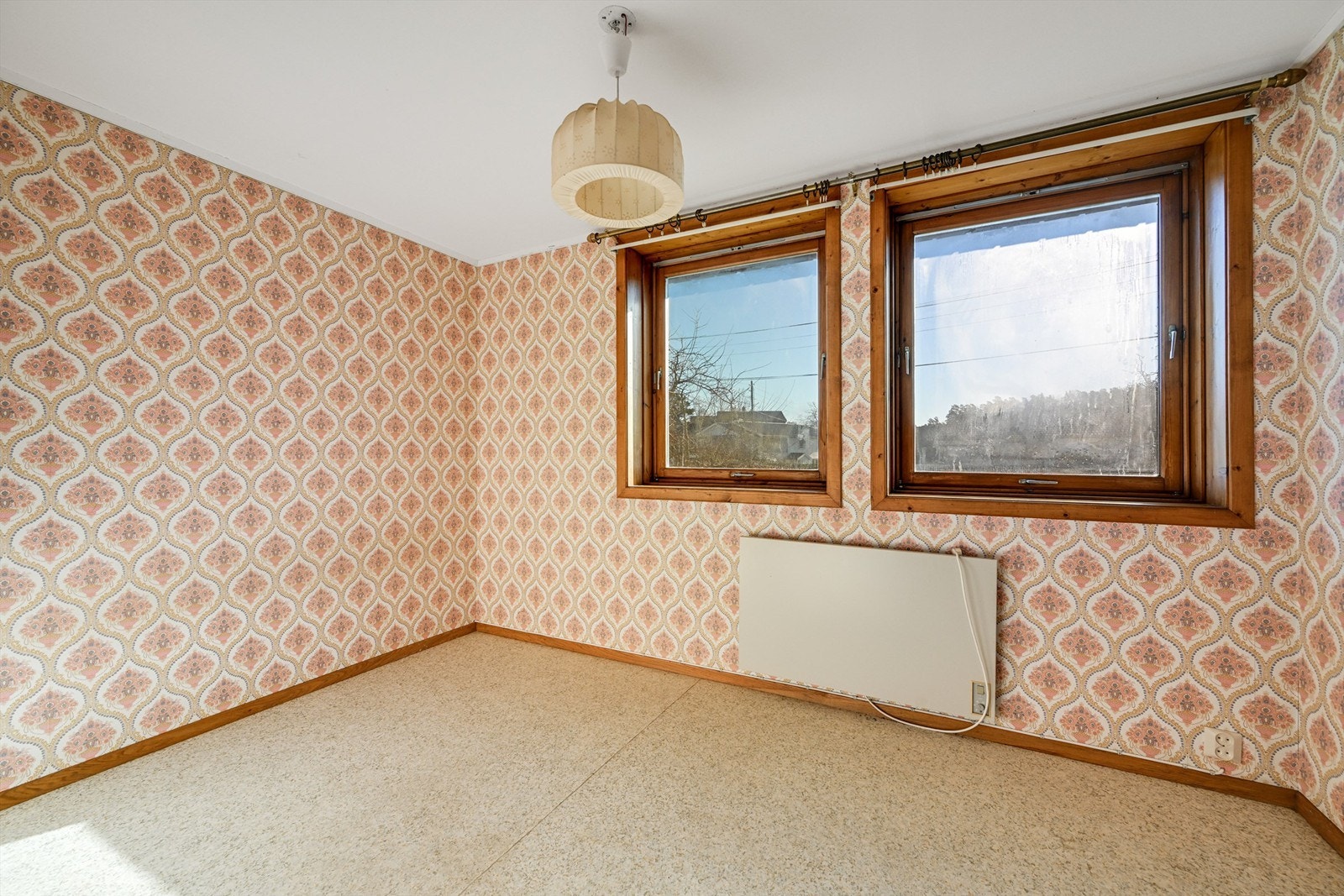 Ett av to soverom i sokkeletasjen. Rommet gir en god base for modernisering. Galleribilde