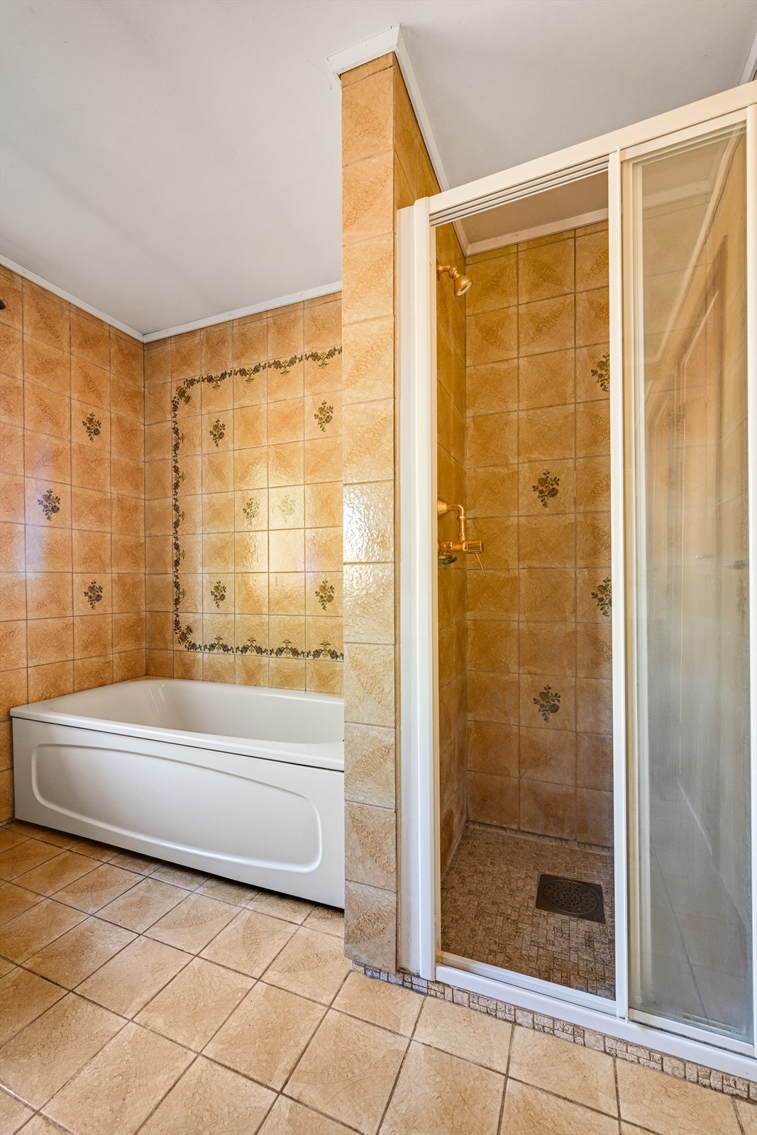 I tillegg til badekaret har badet en separat dusjnisje med skyvedører. Galleribilde