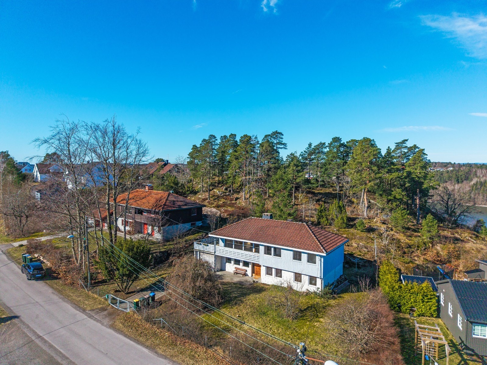 Eiendommen ligger idyllisk til i Rambergåsen, med utsikt mot fjorden. Galleribilde