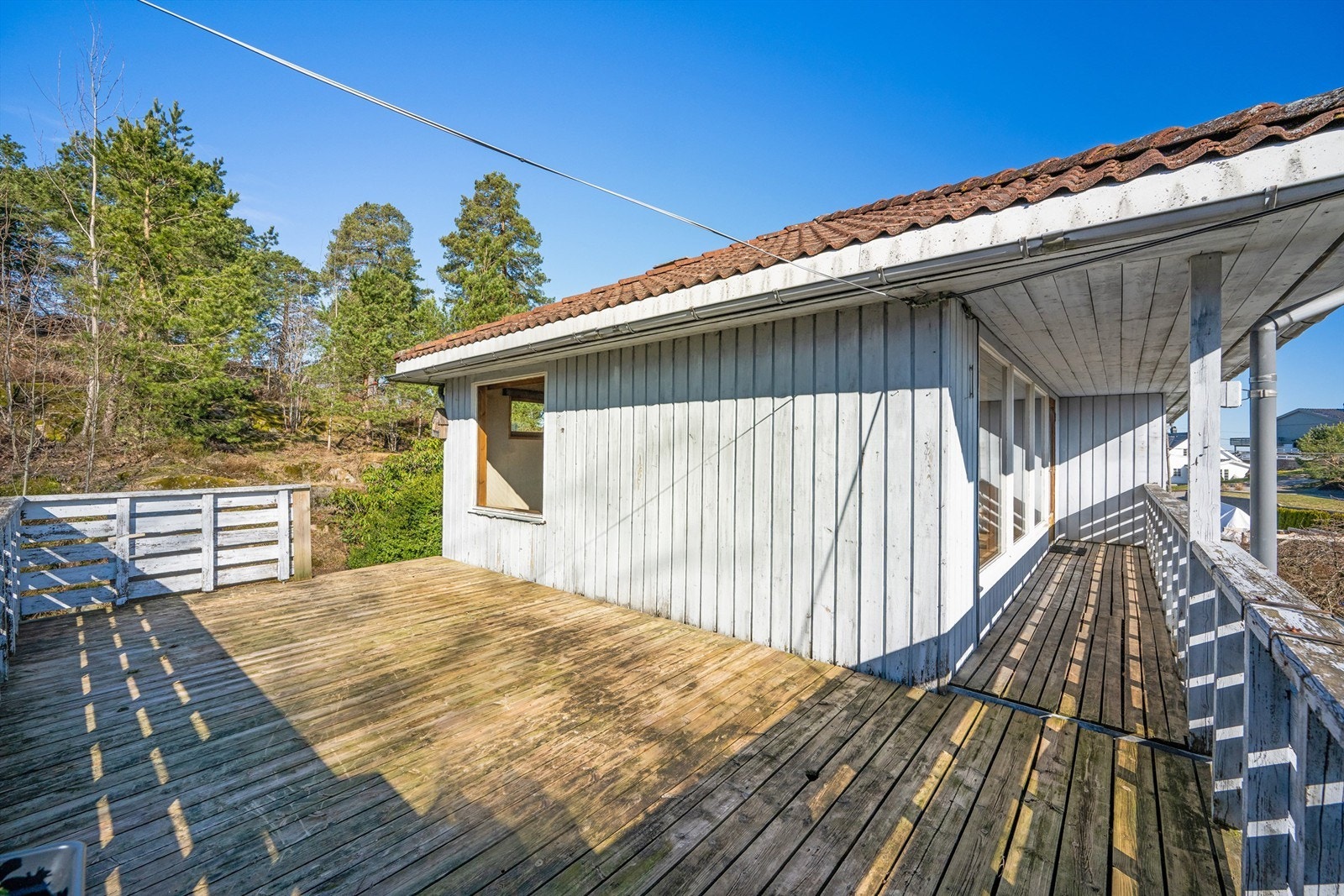 Terrassen og balkongen utgjør til sammen et uteareal på 30 m², med god plass for utemøbler. Galleribilde