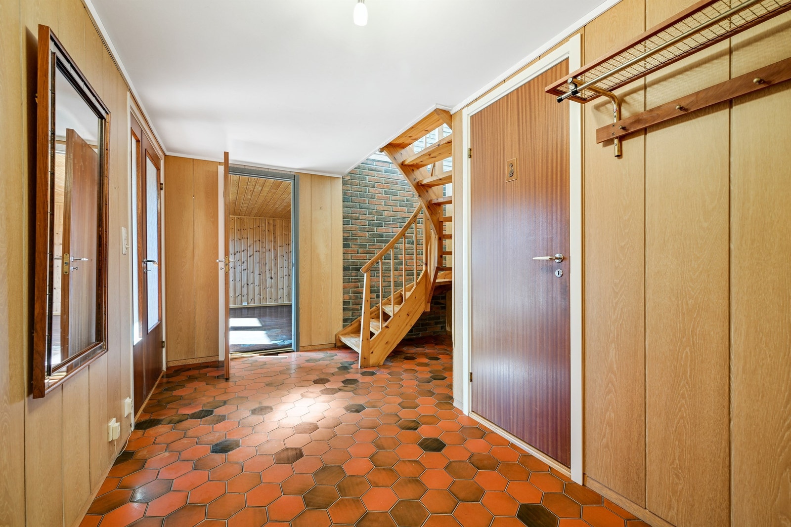 Vindfanget og hallen i sokkeletasjen ønsker velkommen inn. Trappen forbinder de to etasjene. Galleribilde