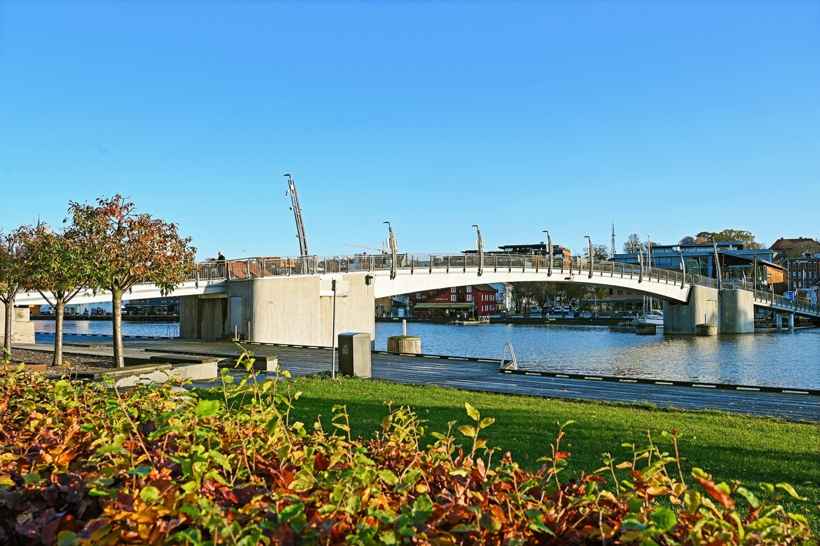 Gangbroen ved Kaldnes knytter Nøtterøy effektivt sammen med bysiden. Galleribilde