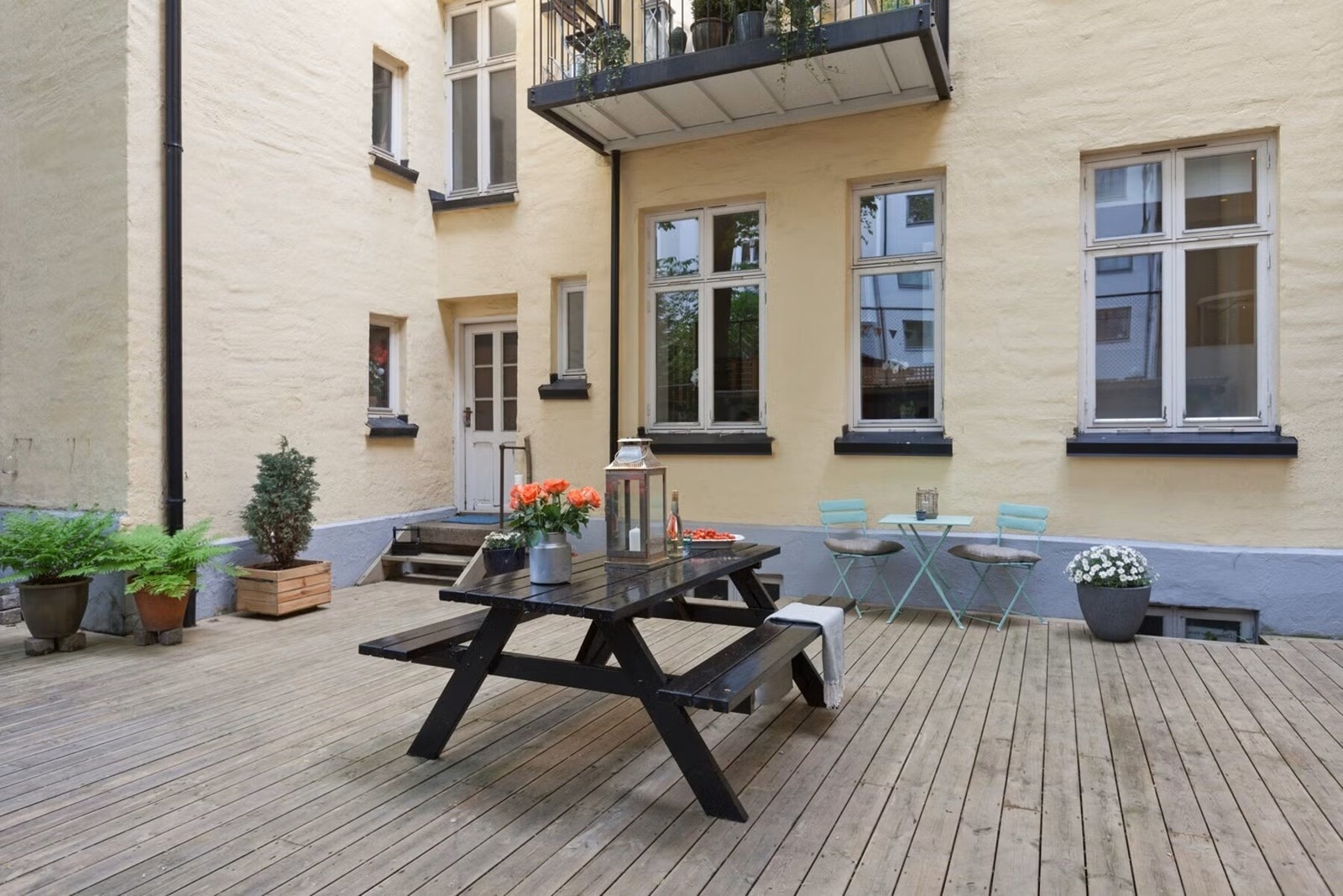 Hyggelig bakgård med sittegrupper for beboerne Galleribilde
